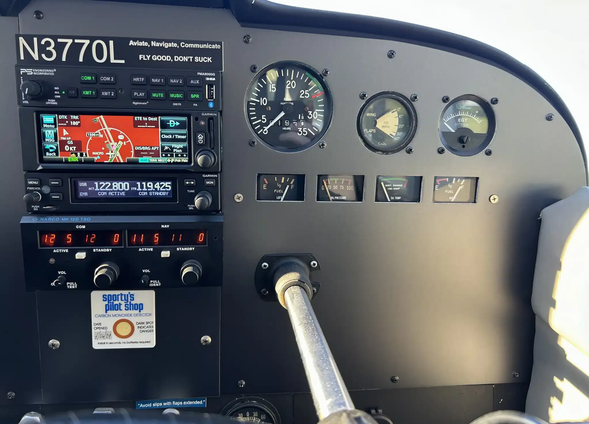 Cockpit and instrument panel of a 1965 Cessna 172G Skyhawk.