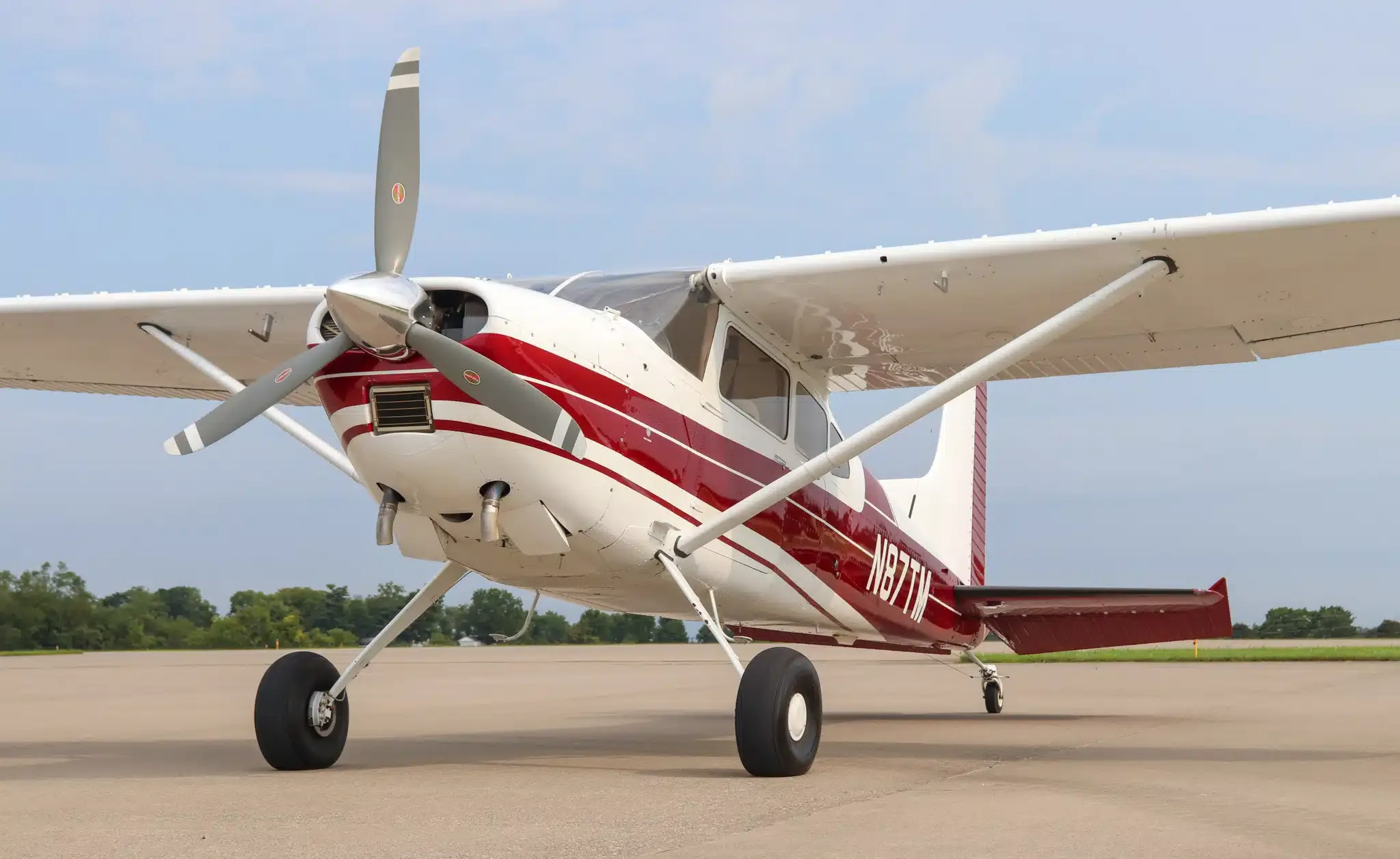 Exterior view of a 2001 Cessna 172S Skyhawk SP, N926AM.
