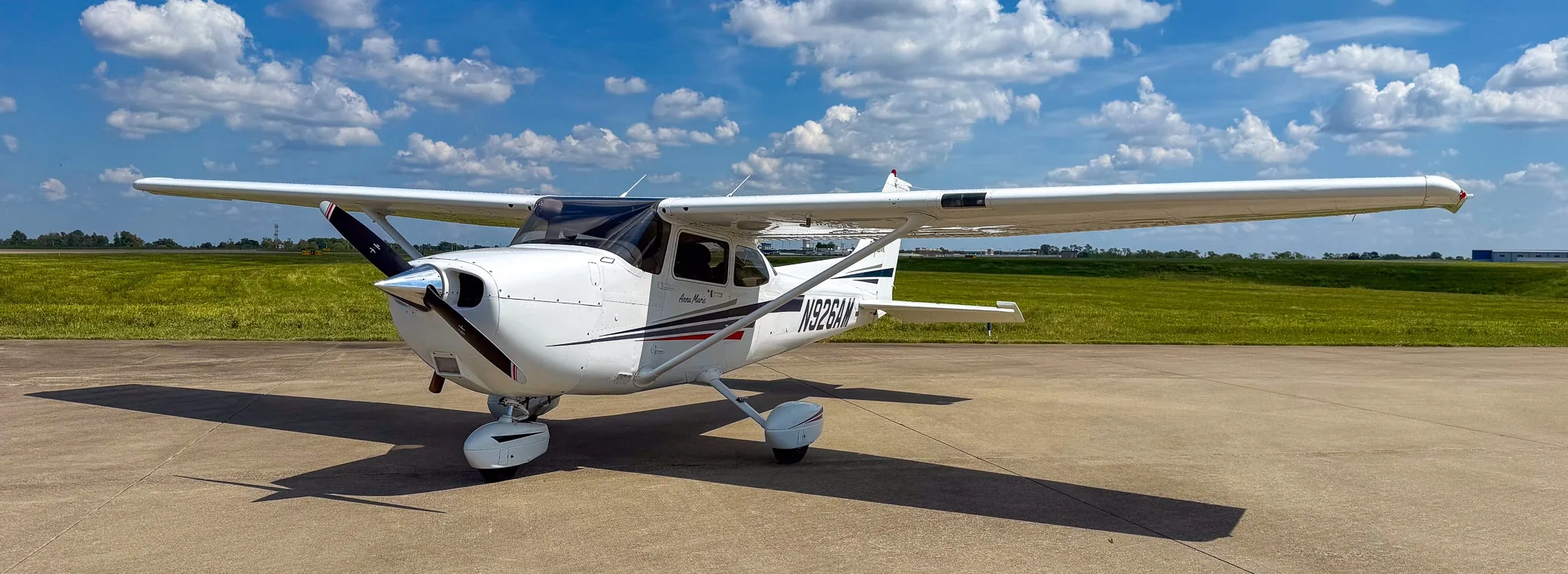 Exterior view of a 2001 Cessna 172S Skyhawk SP, N926AM.