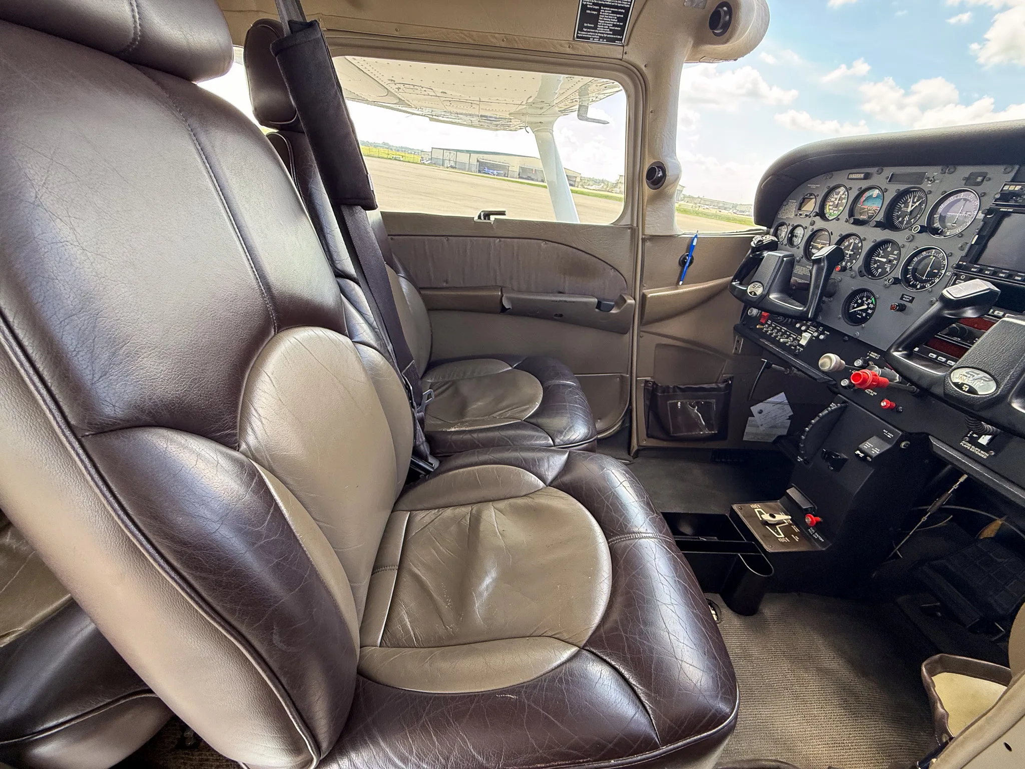 Cabin interior of a 2001 Cessna 172S Skyhawk SP.