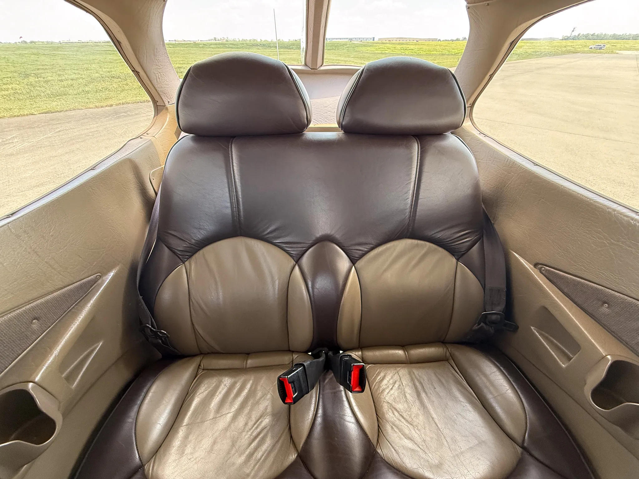 Cabin interior of a 2001 Cessna 172S Skyhawk SP.