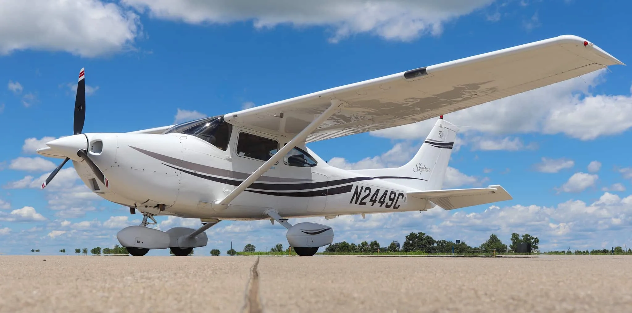 Exterior view of a 1999 Cessna 182S Skylane, N2449C.