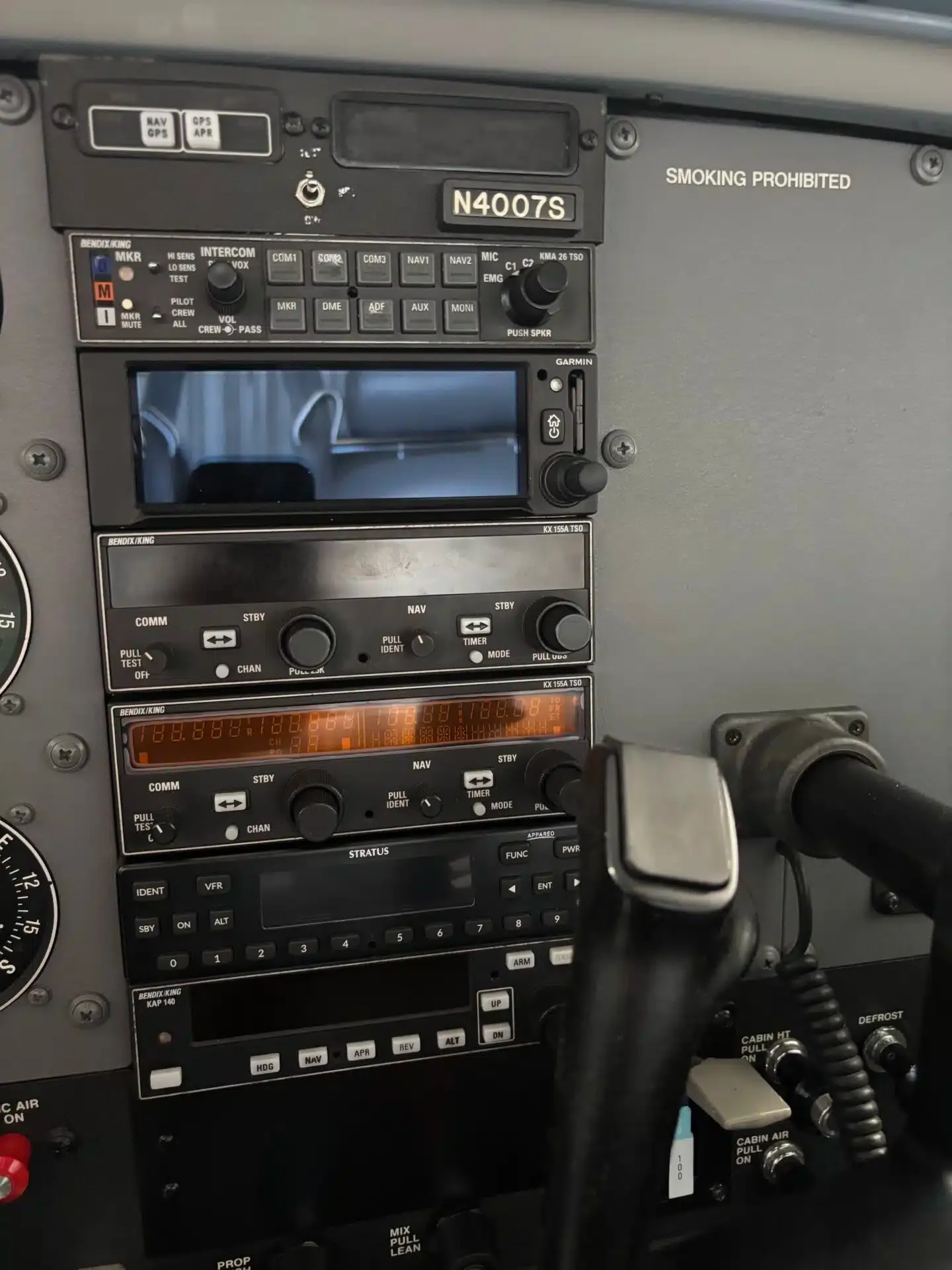 Avionics suite of a 2000 Cessna 182S Skylane.