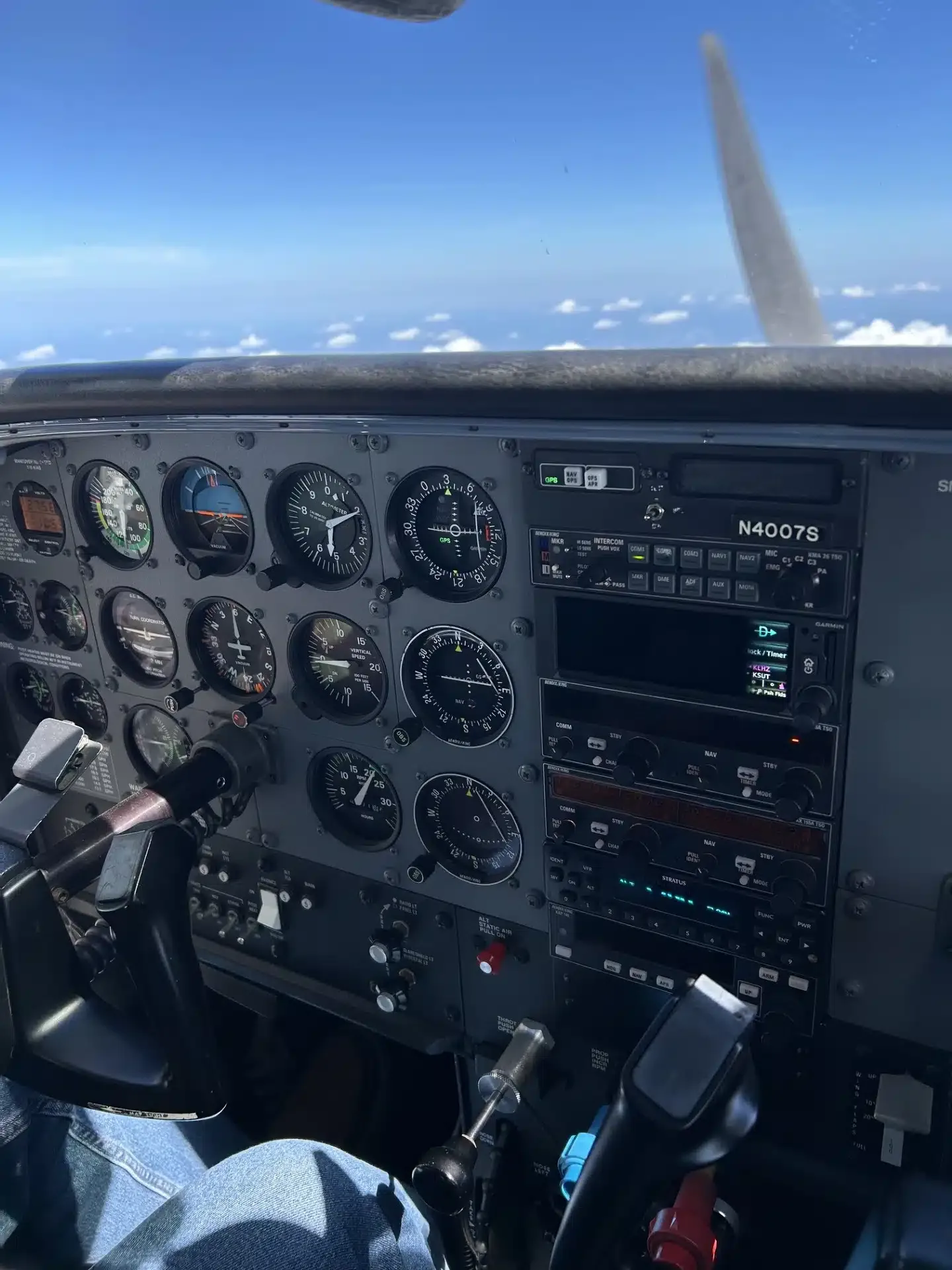 Avionics suite of a 2000 Cessna 182S Skylane.