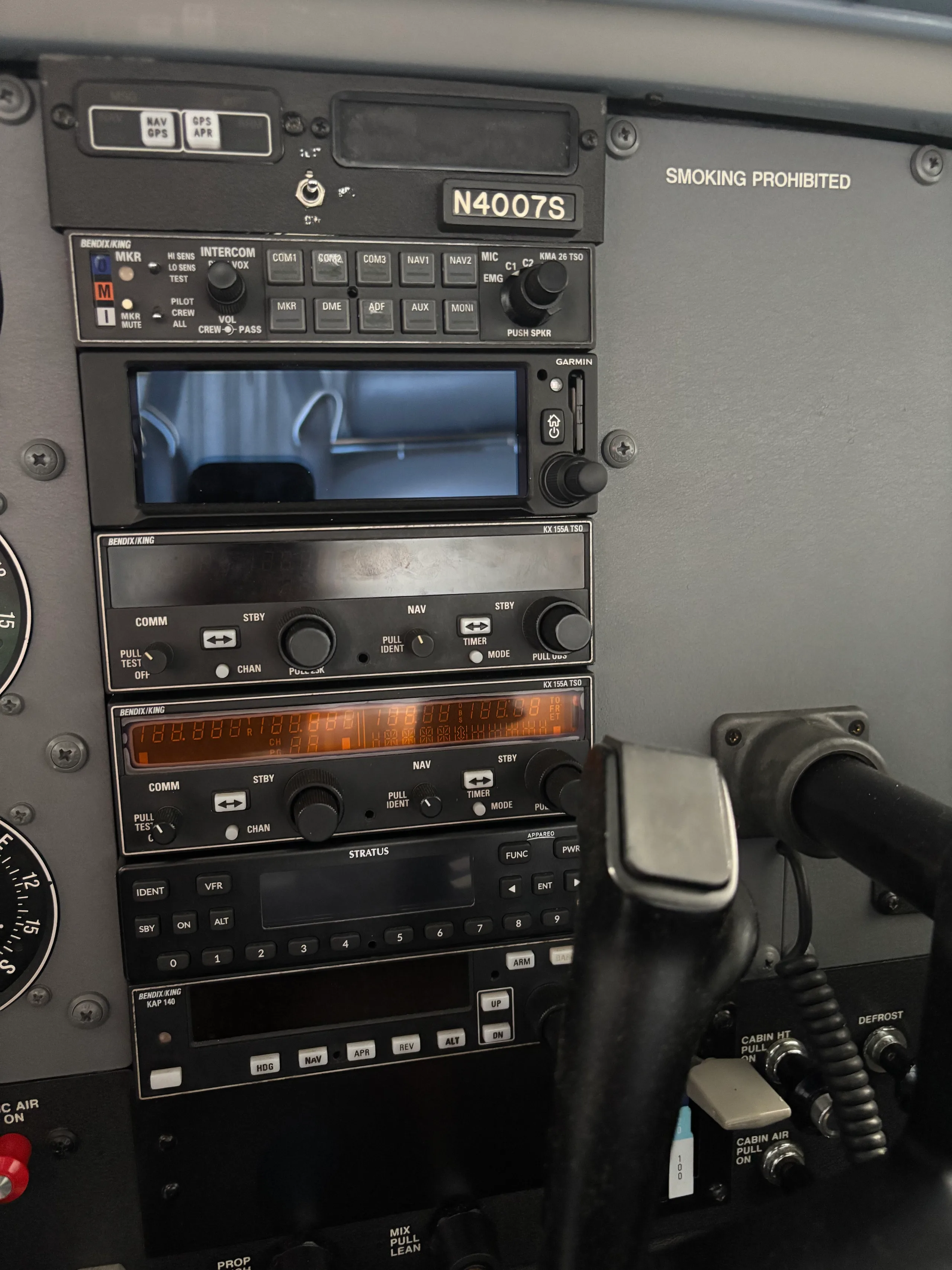 Avionics suite of a 2000 Cessna 182S Skylane.
