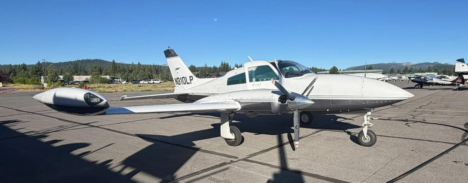 Exterior view of a 2000 Cessna 182S Skylane, N4007S.
