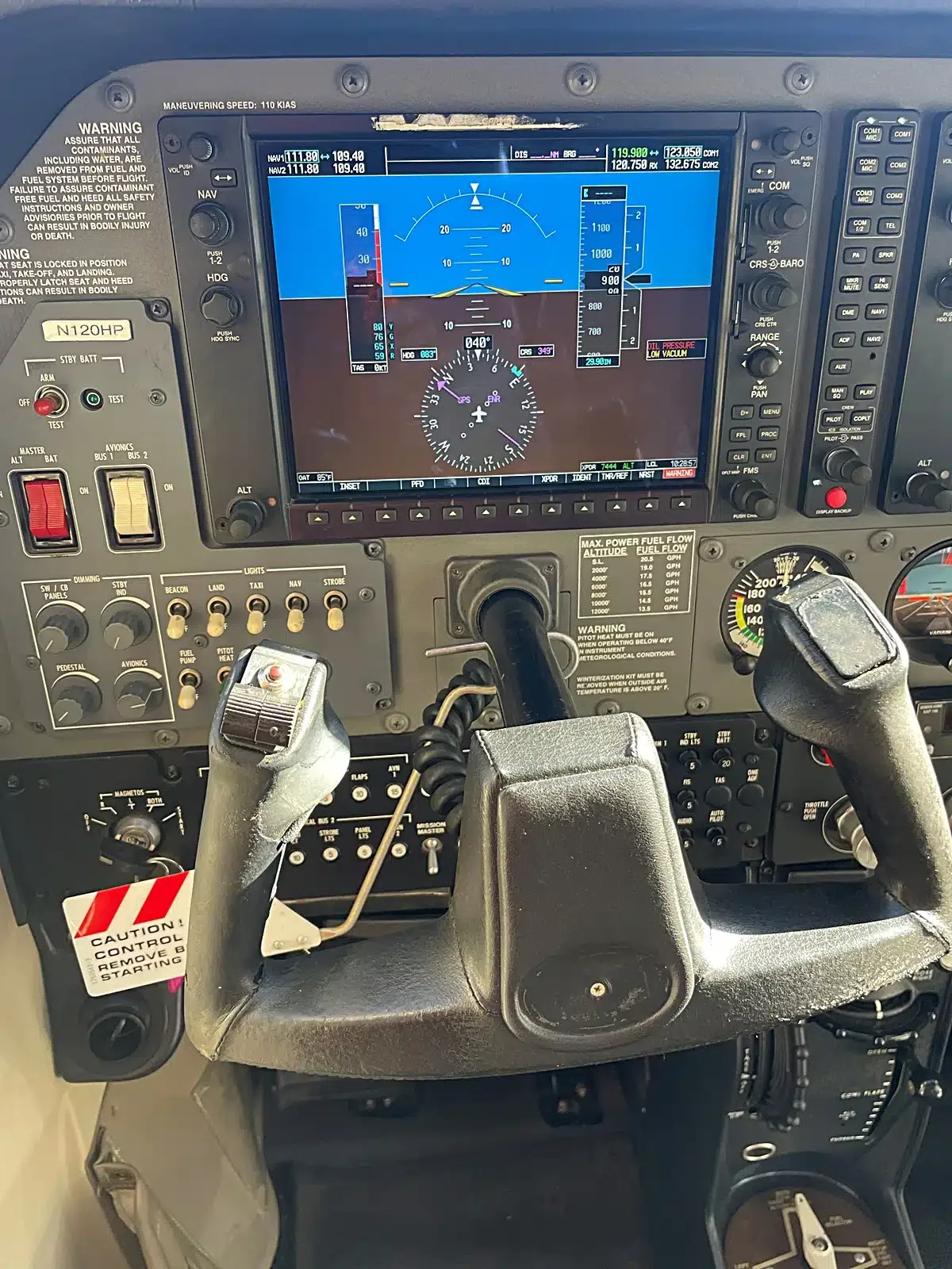 Cockpit and instrument panel of a 2006 Cessna 182T Skylane.