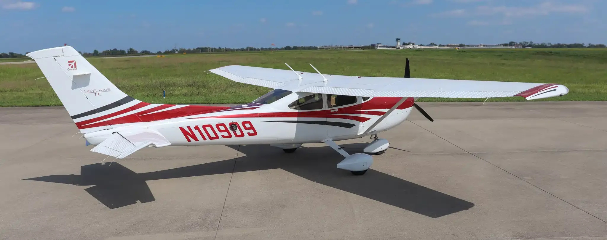 Exterior view of a 2006 Cessna T182T Skylane, N10909.
