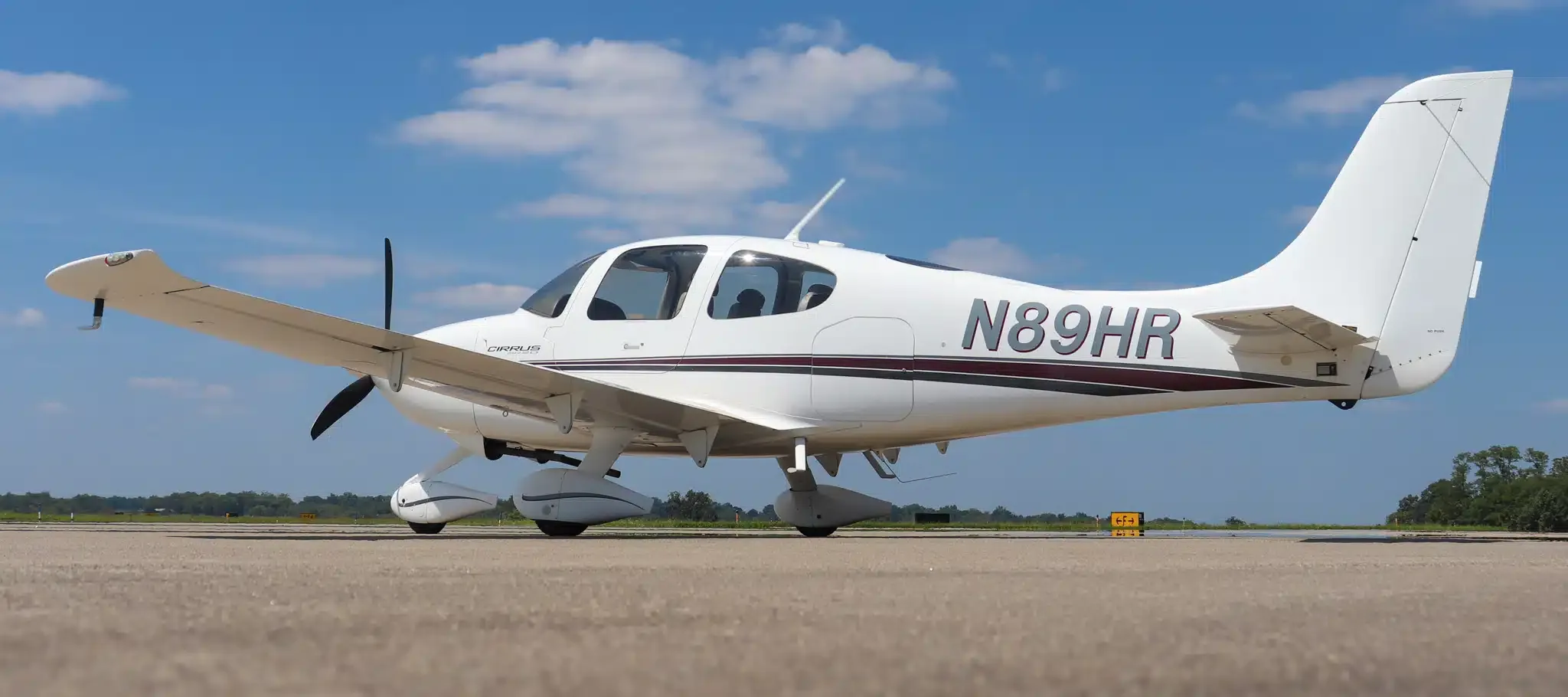 Exterior view of a 2001 Cirrus SR20, N89HR.