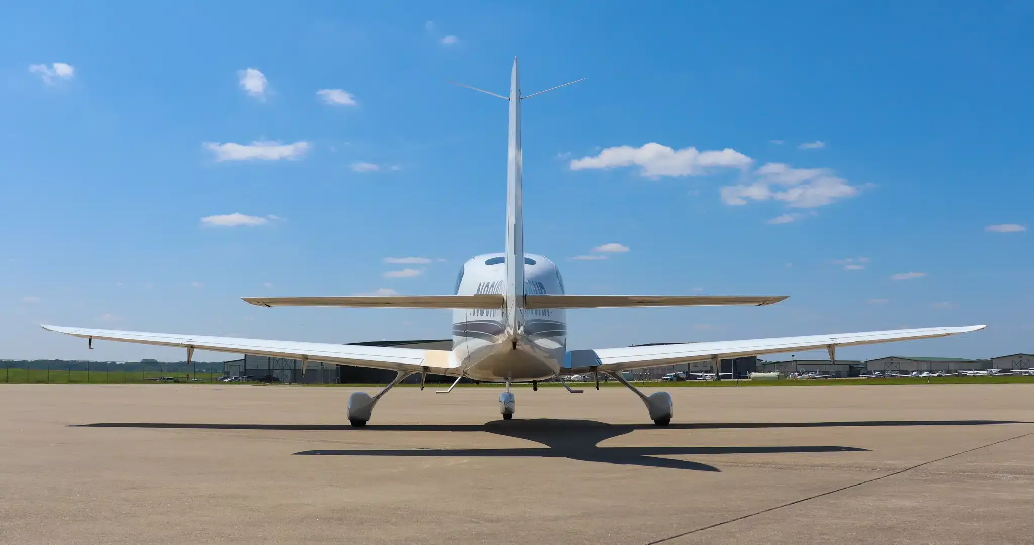 Exterior view of a 2001 Cirrus SR20, N89HR.