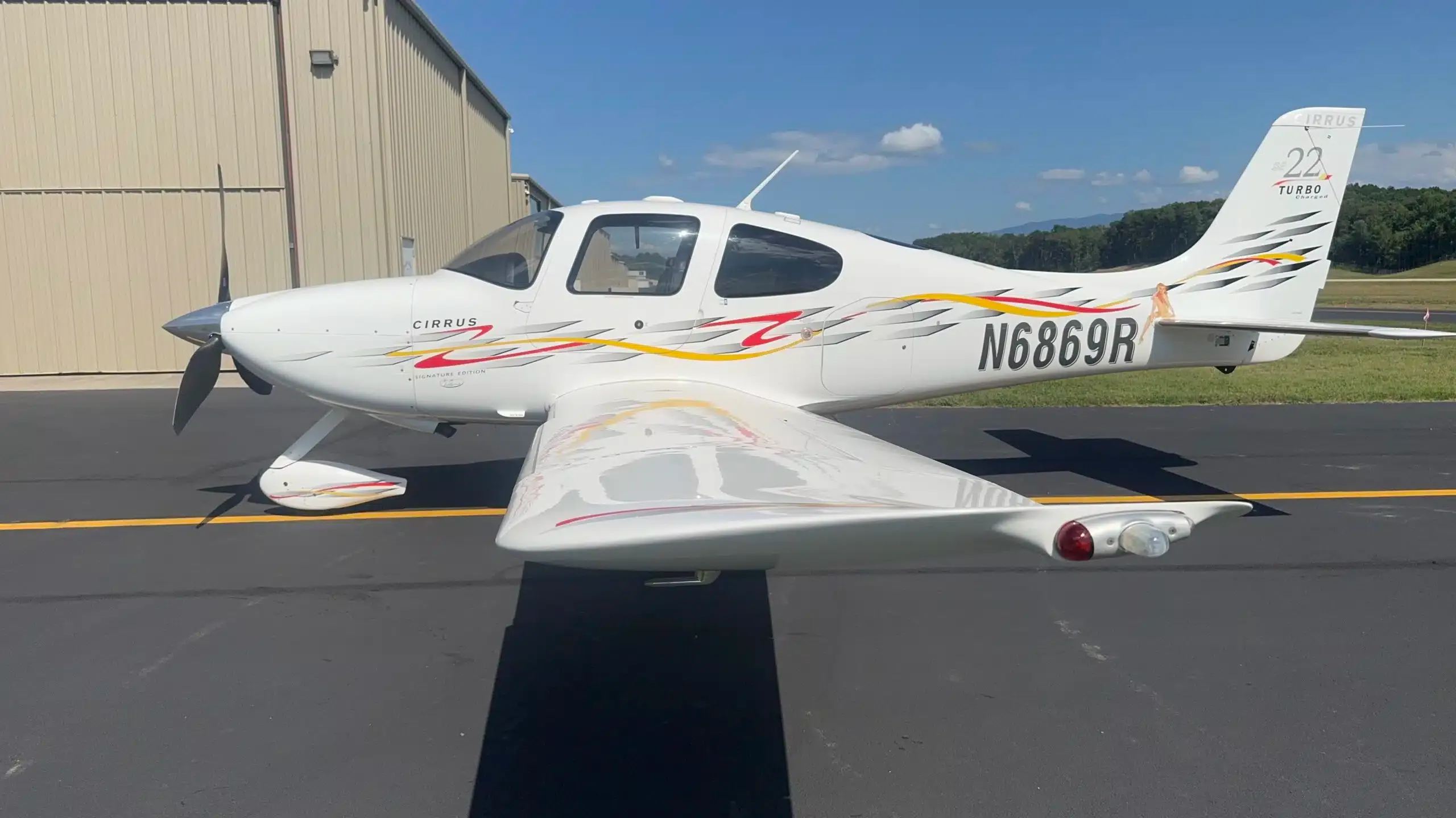 Exterior view of a 2001 Cirrus SR20, N89HR.