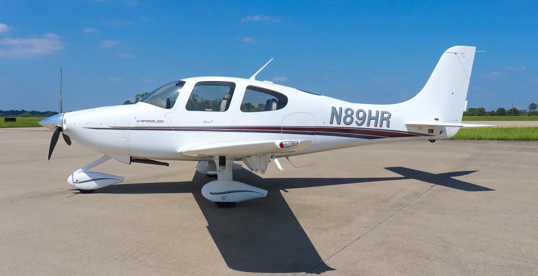 Exterior view of a 2001 Cirrus SR20, N89HR.