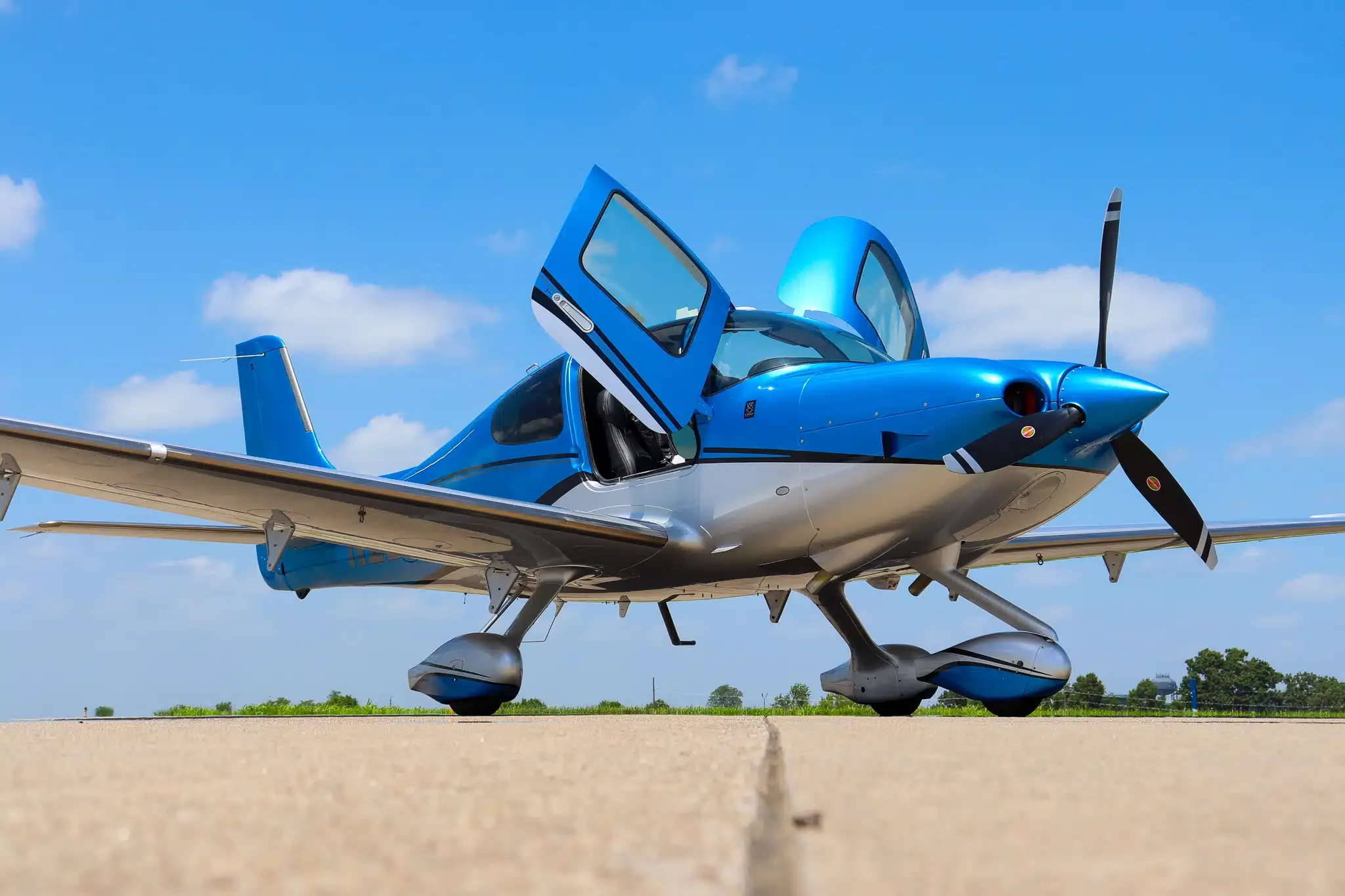 Exterior view of a 2001 Cirrus SR20, N89HR.