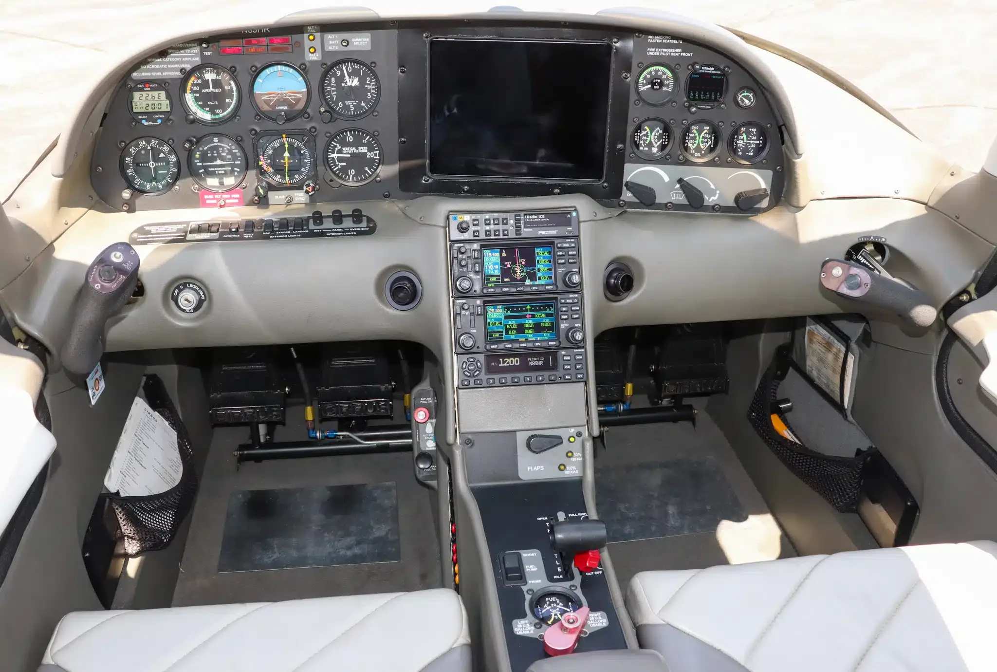 Cockpit and instrument panel of a 2001 Cirrus SR20.