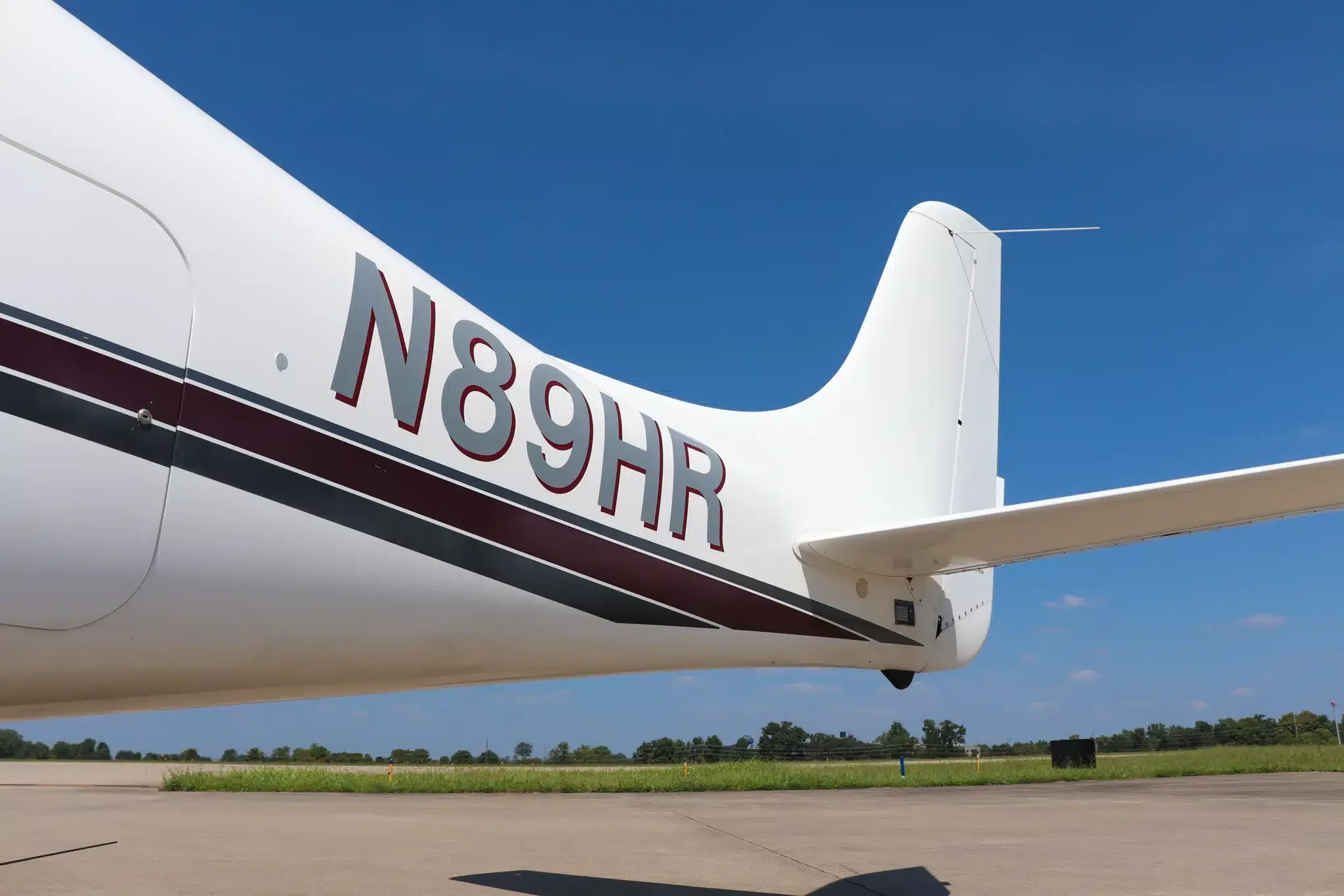 Exterior view of a 2001 Cirrus SR20, N89HR.
