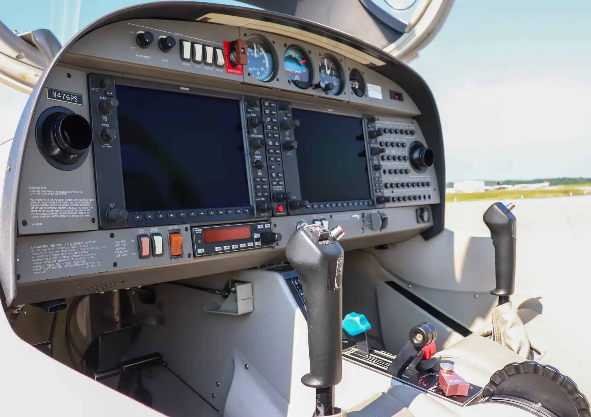 Cockpit and instrument panel of a 2005 Diamond DA40.
