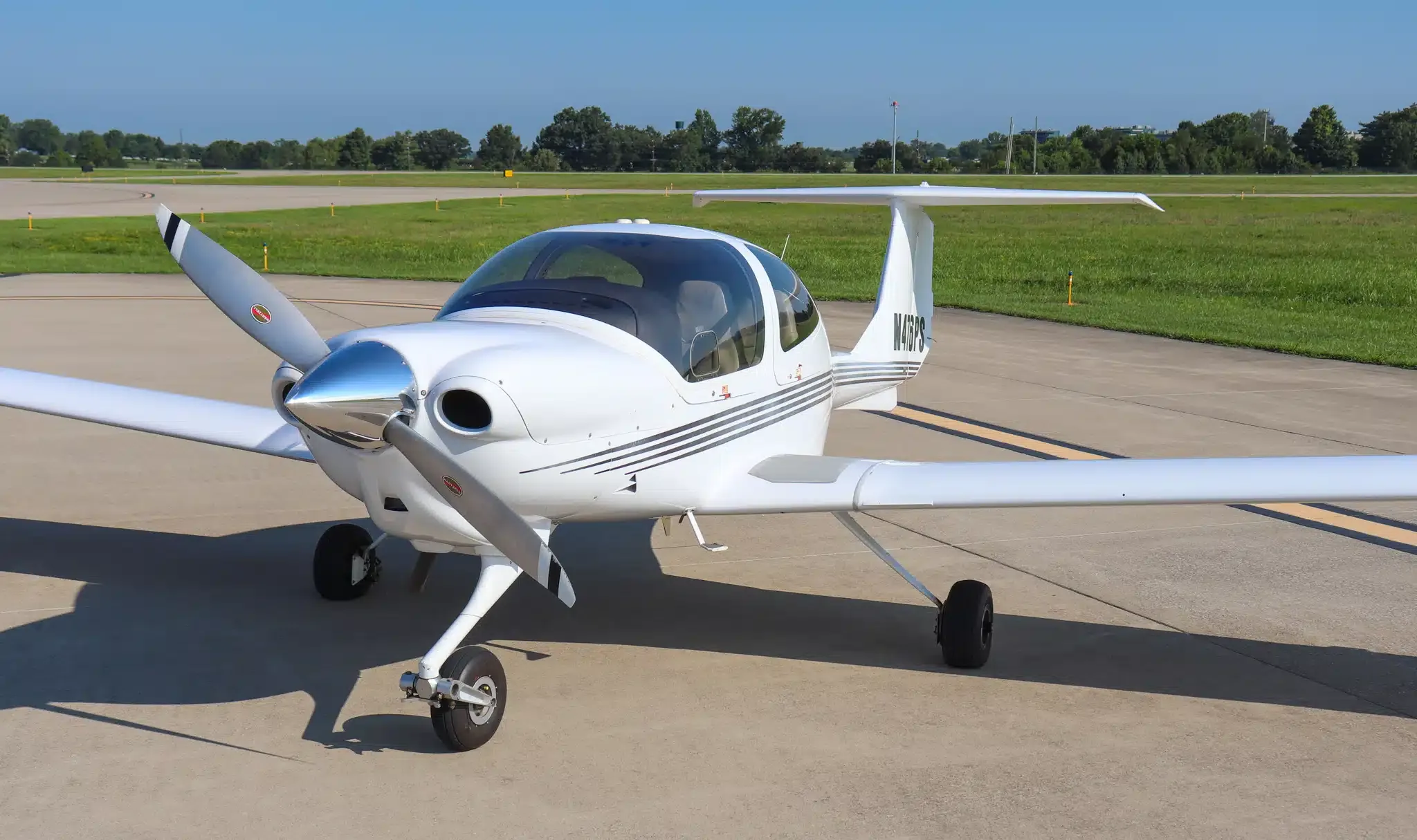 Exterior view of a 2005 Diamond DA40, N476PS.