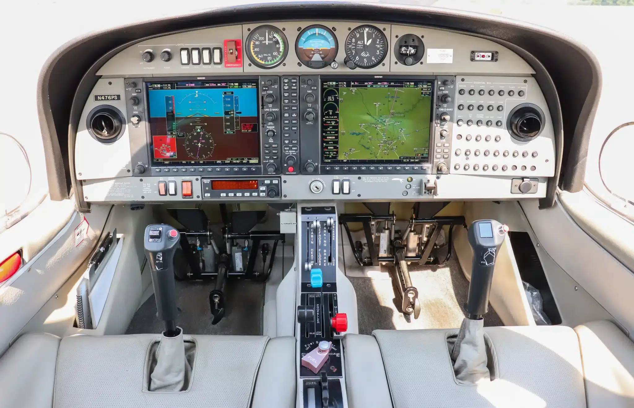 Cockpit and instrument panel of a 2005 Diamond DA40.
