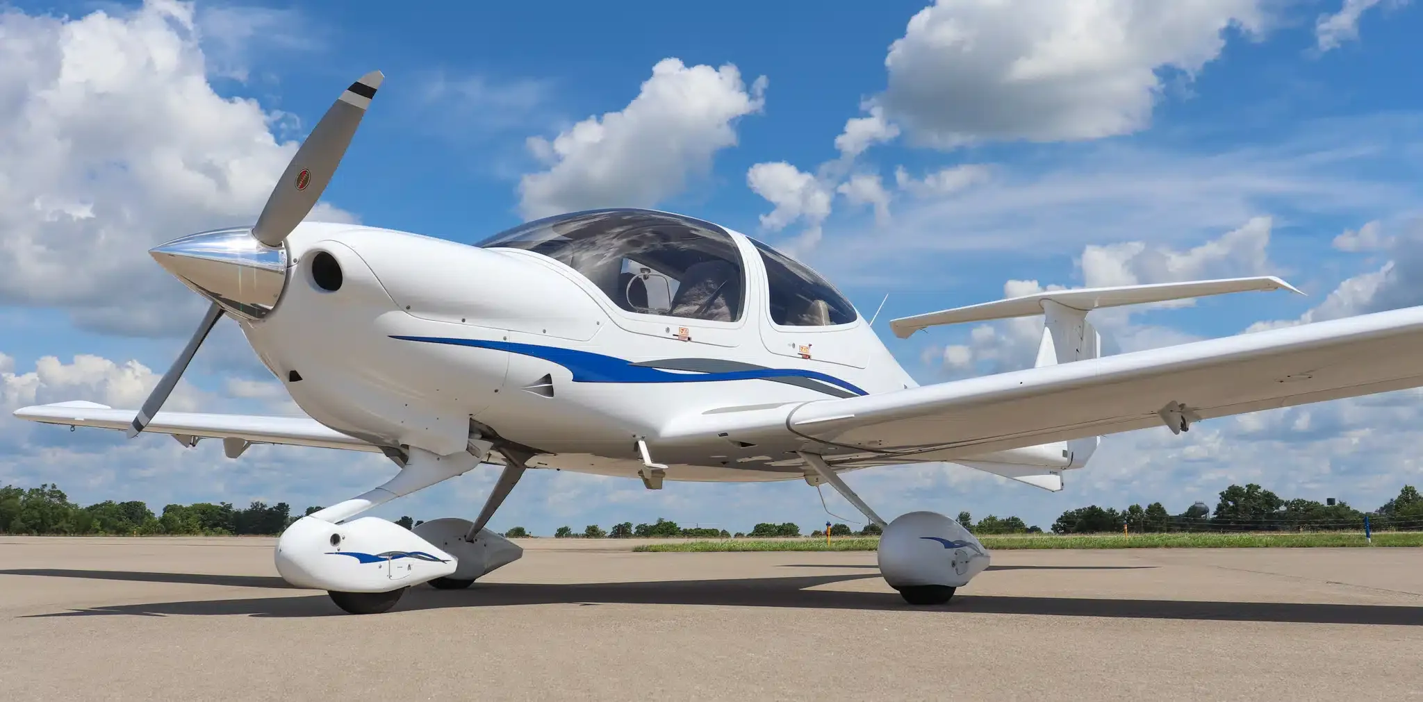 Exterior view of a 2005 Diamond DA40, N476PS.