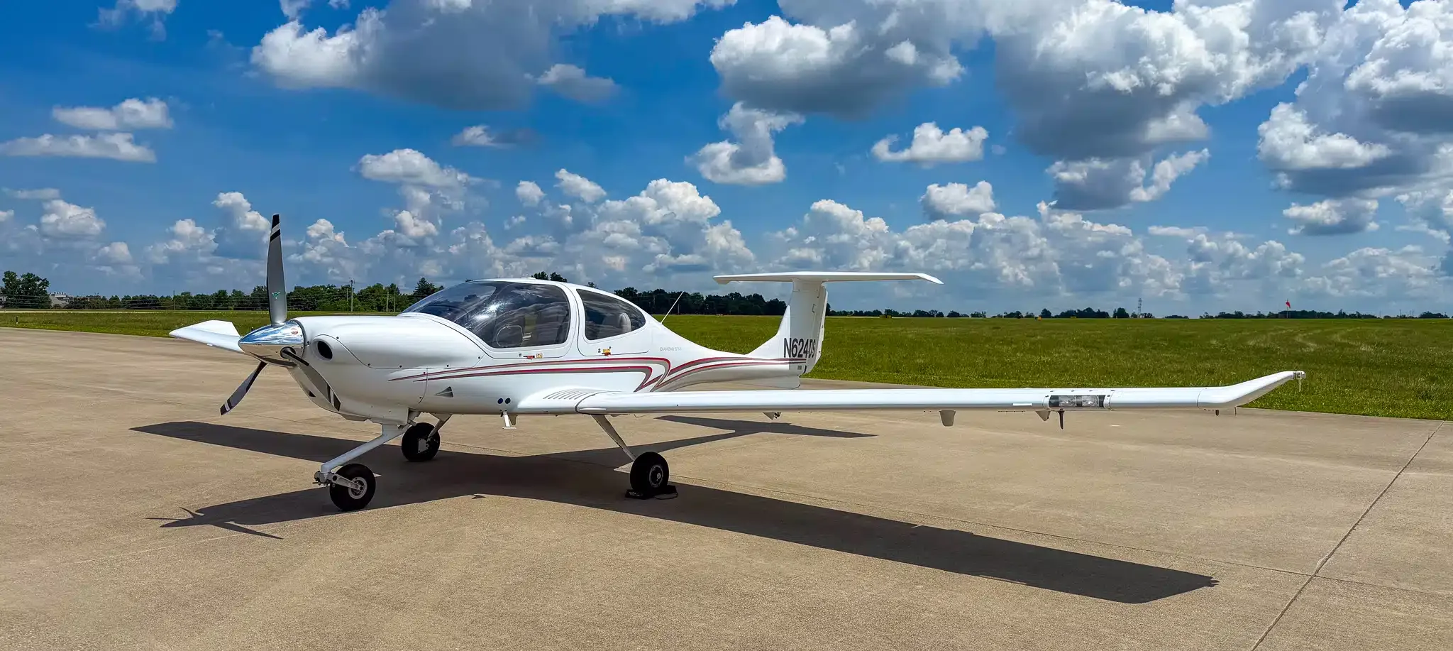 Exterior view of a 2005 Diamond DA40, N476PS.