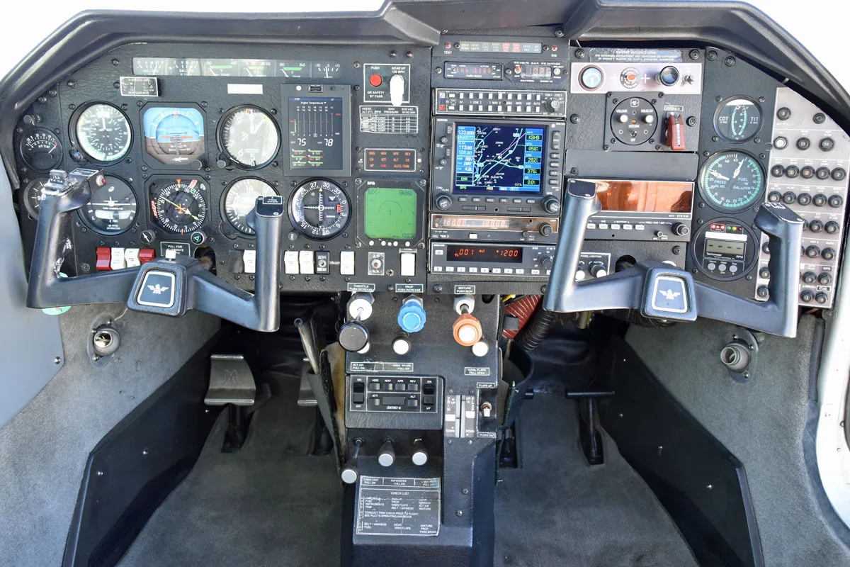 Cockpit and instrument panel of a 1979 Mooney M20K 231 ’80.