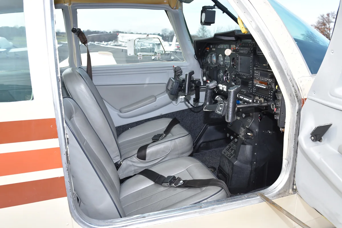 Cockpit and instrument panel of a 1984 Mooney M20J ’84.