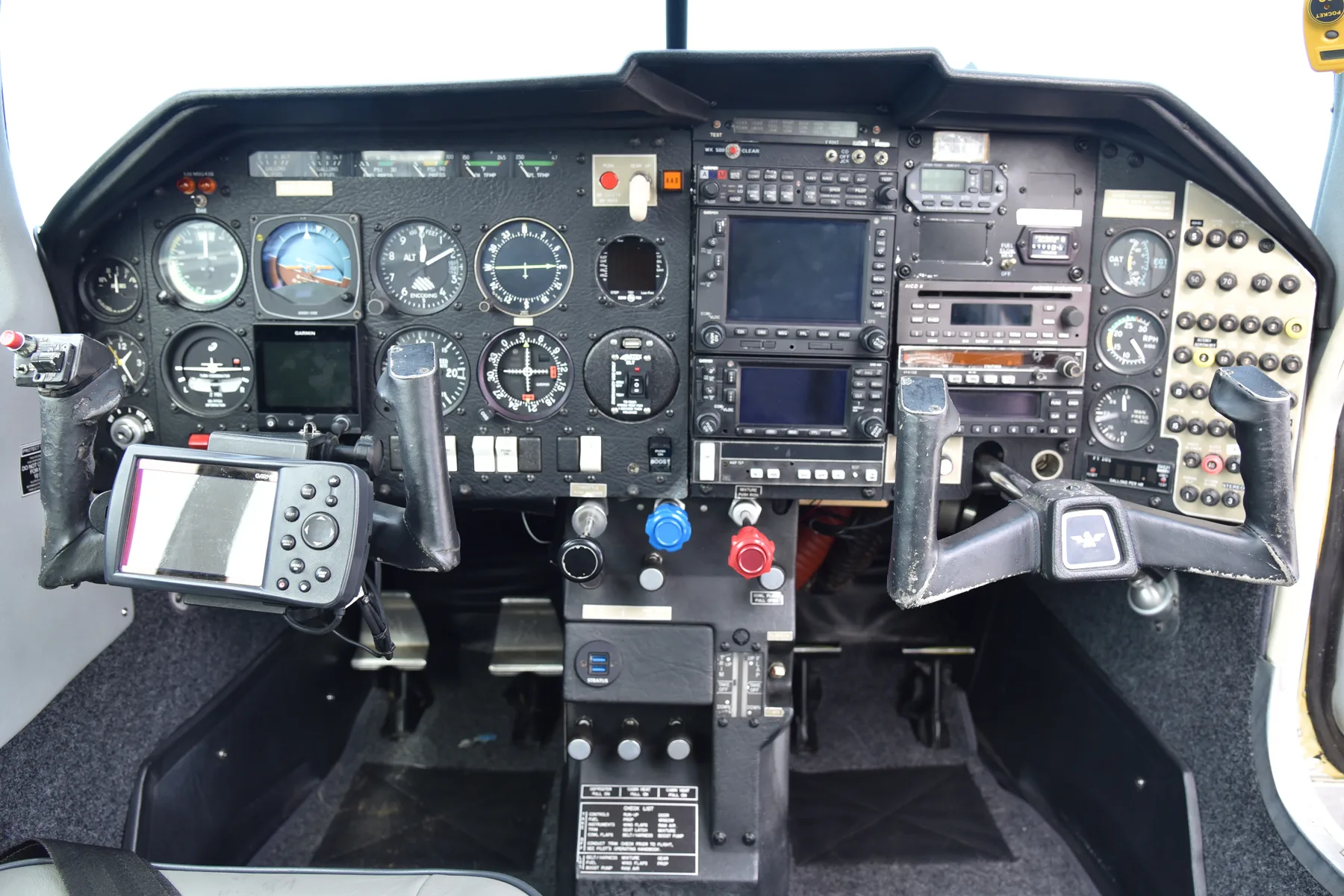 Cockpit and instrument panel of a 1984 Mooney M20J ’84.