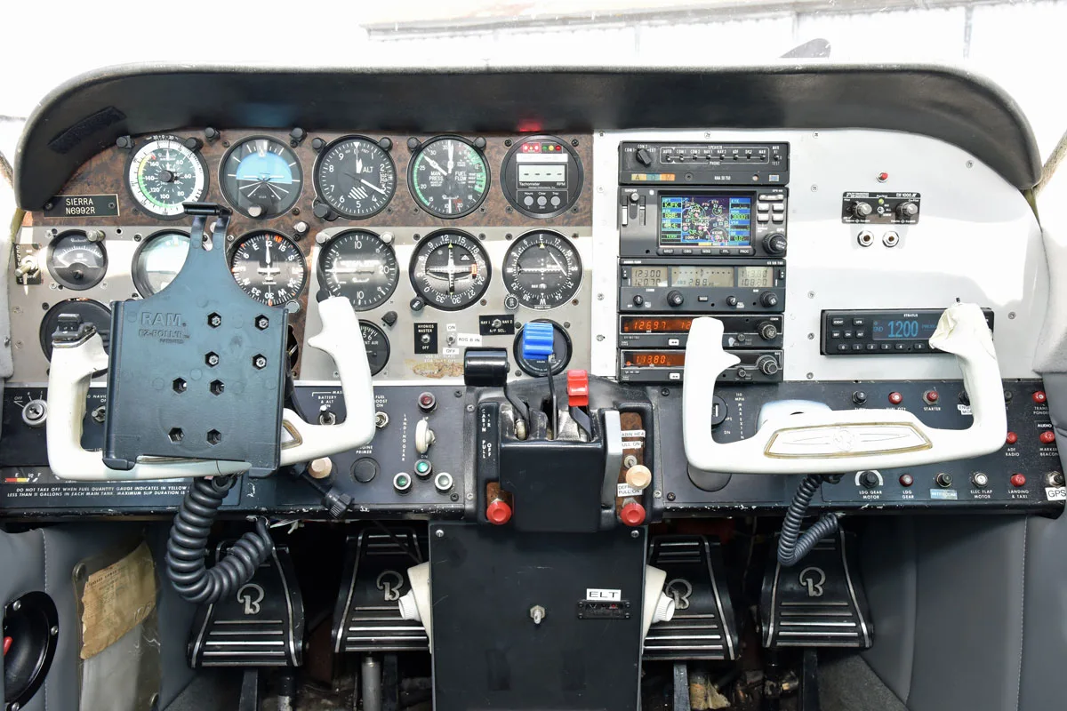 Cockpit and instrument panel of a 1975 Beech B24-R Sierra ’75.
