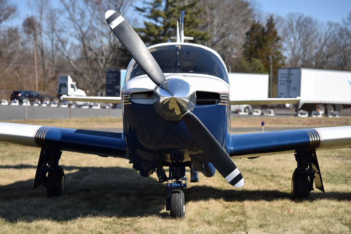 Exterior view of a 1994 Mooney M20J (201) ’94, N727KC.