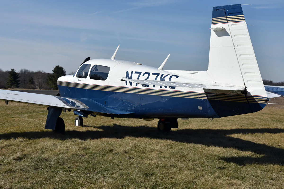 Exterior view of a 1994 Mooney M20J (201) ’94, N727KC.