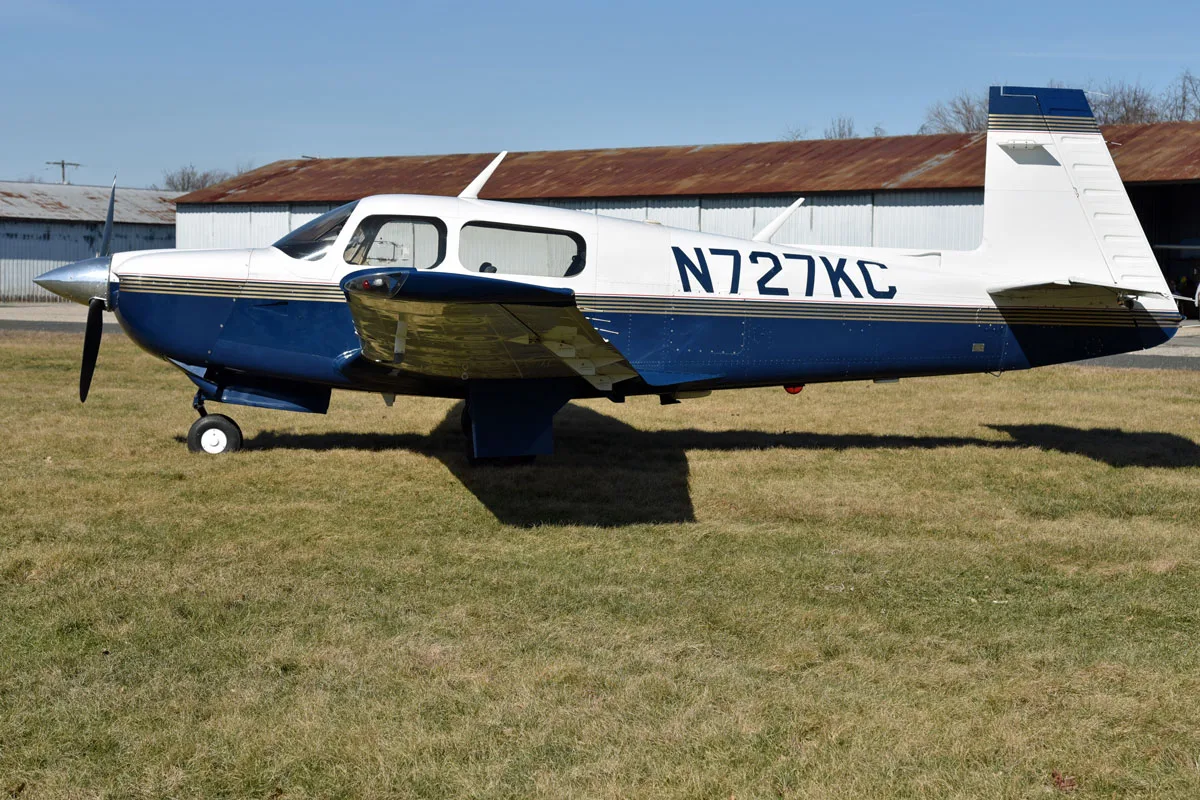 Exterior view of a 1994 Mooney M20J (201) ’94, N727KC.