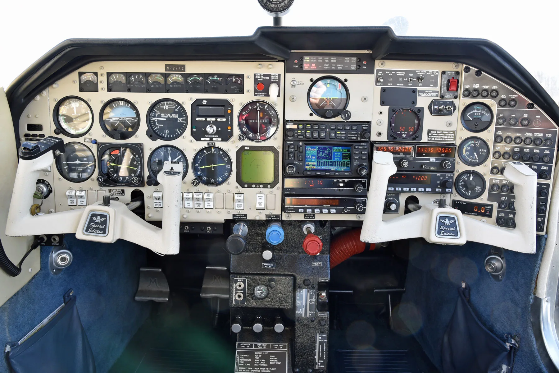 Cockpit and instrument panel of a 1994 Mooney M20J (201) ’94.