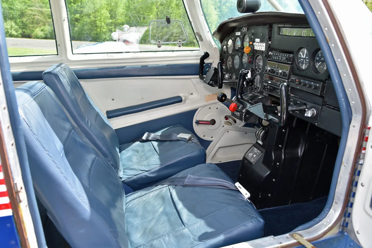 Cockpit and instrument panel of a Mooney M20C Ranger ’69.