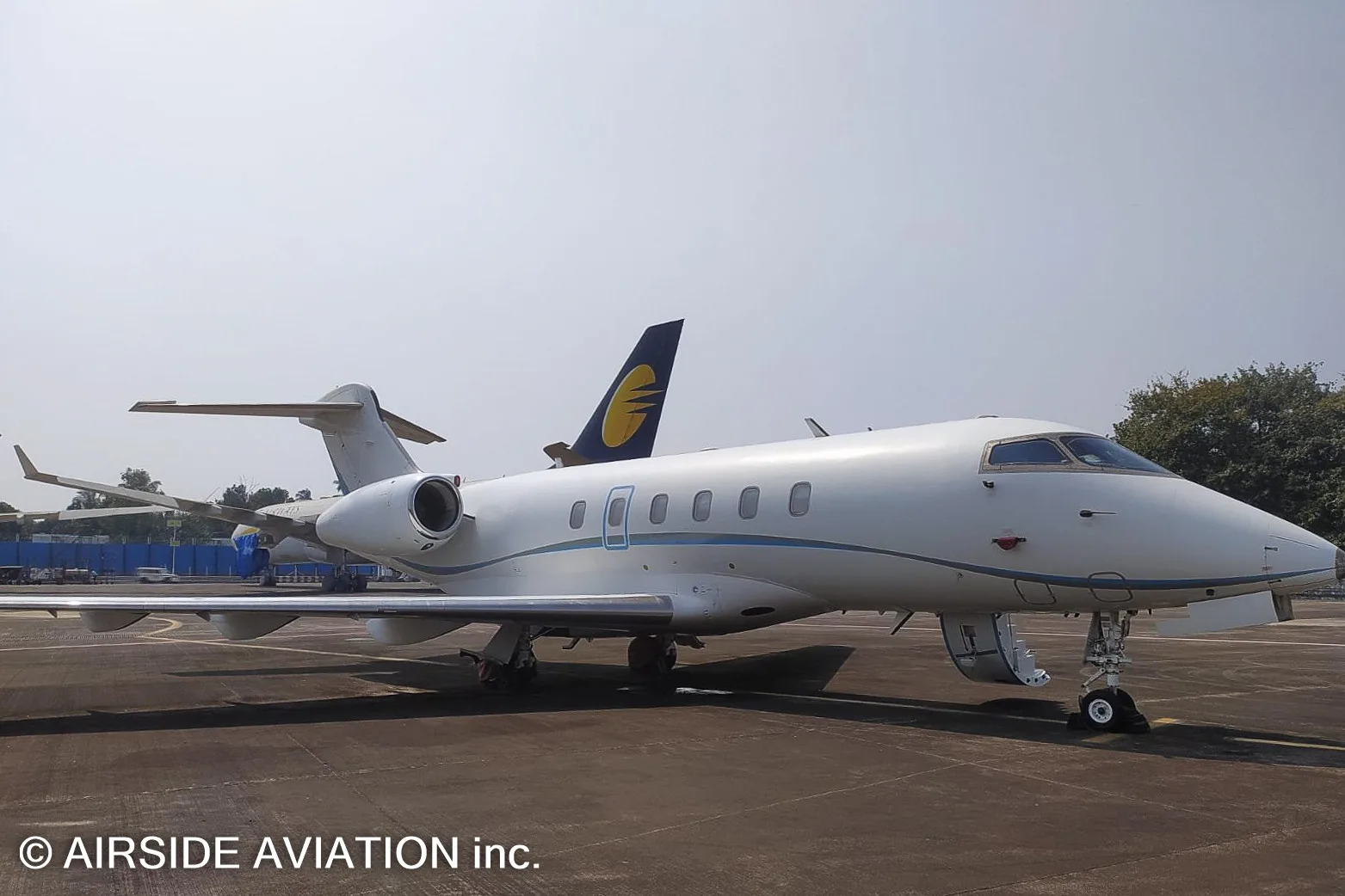 Exterior view of a 2003 Jet CHALLENGER 300.