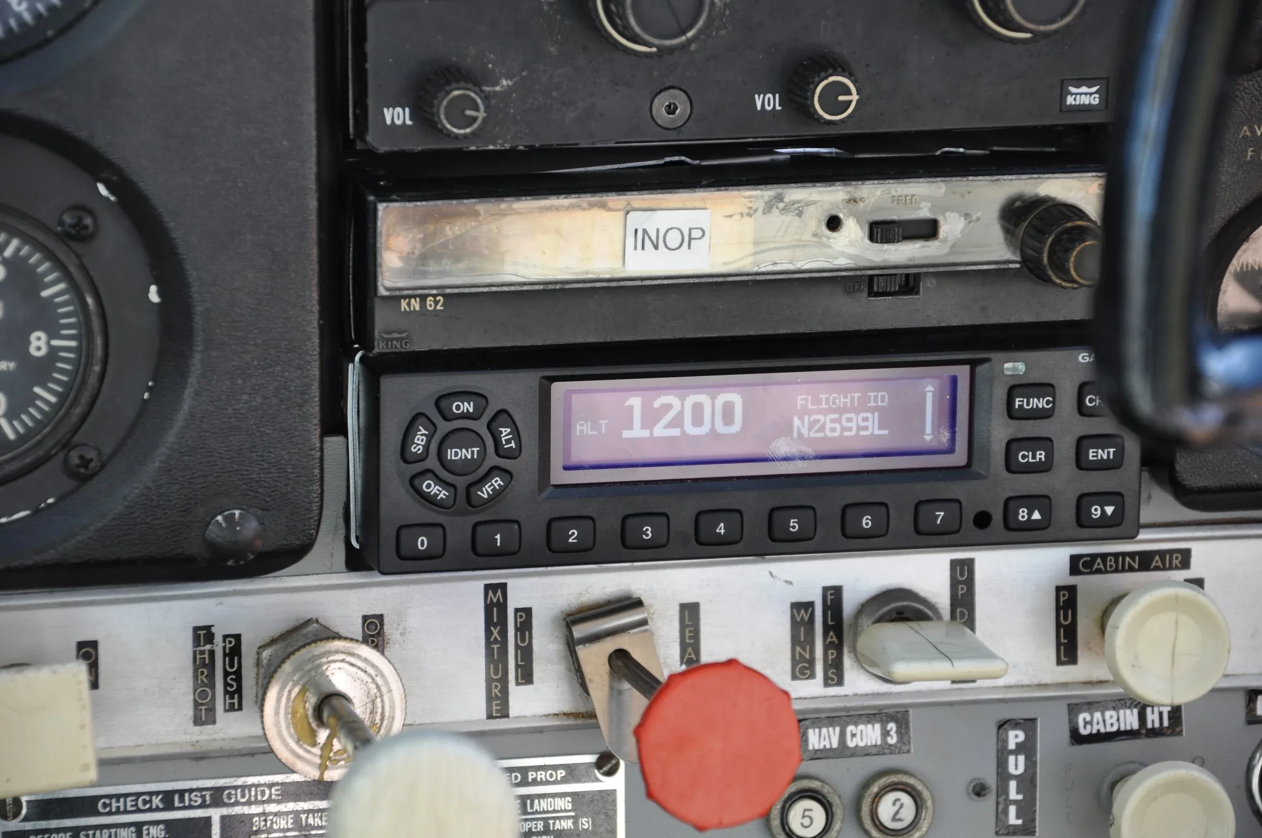 Avionics suite of a 1967 AKC AVIATION 172H — AKC AVIATION.