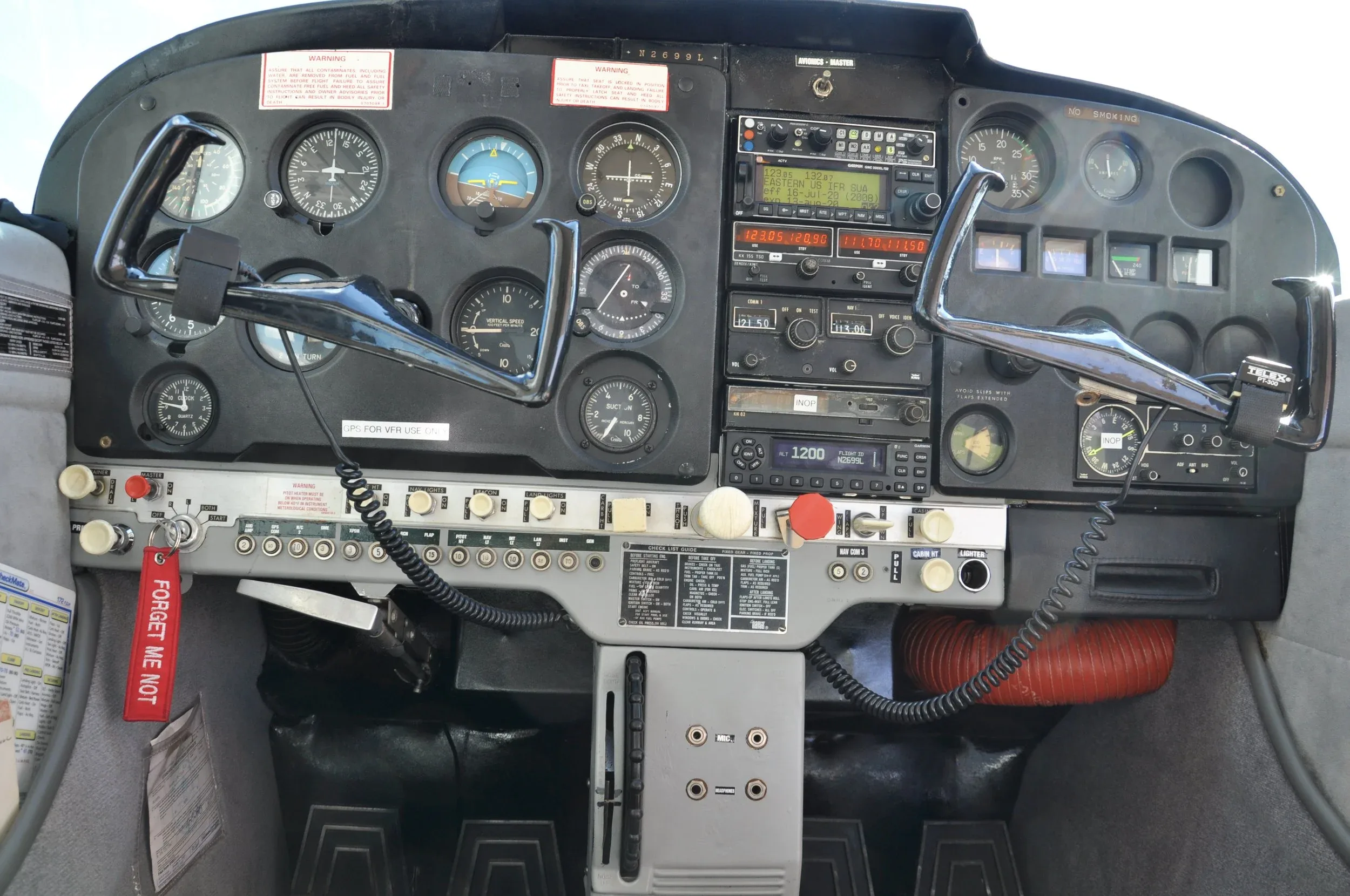 Cockpit and instrument panel of a 1967 AKC AVIATION 172H — AKC AVIATION.