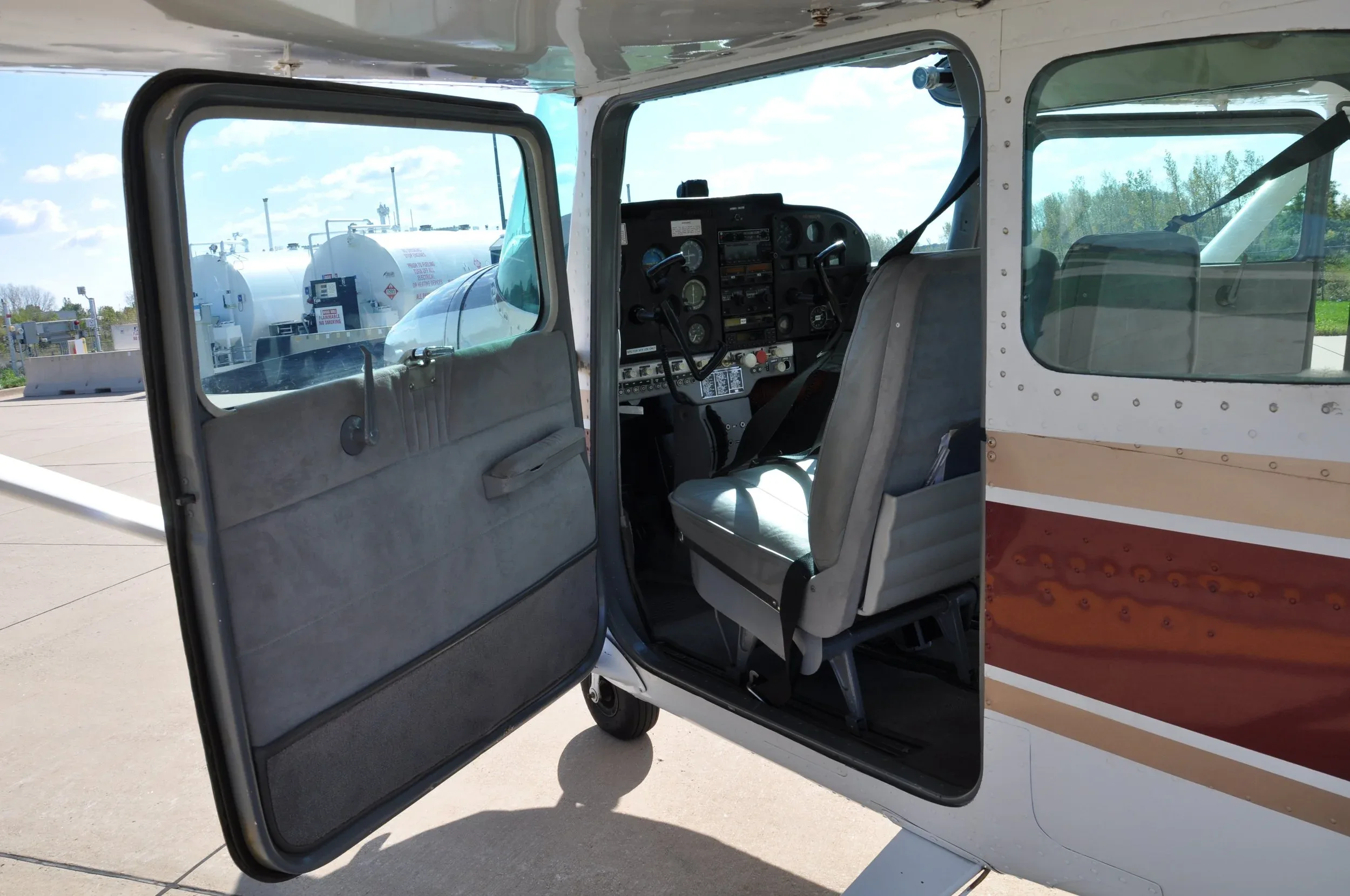 Cabin interior of a 1967 AKC AVIATION 172H — AKC AVIATION.