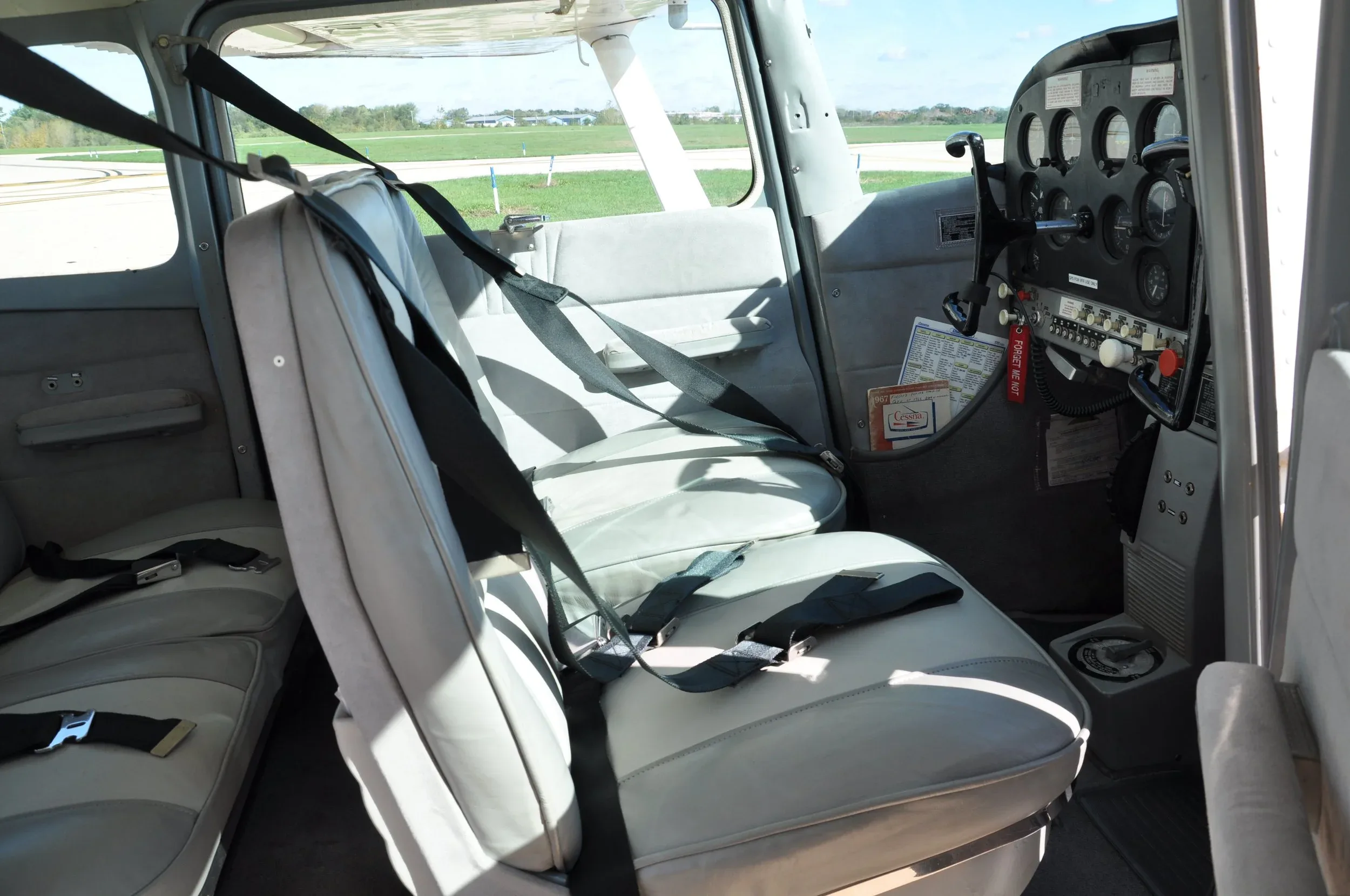 Cabin interior of a 1967 AKC AVIATION 172H — AKC AVIATION.
