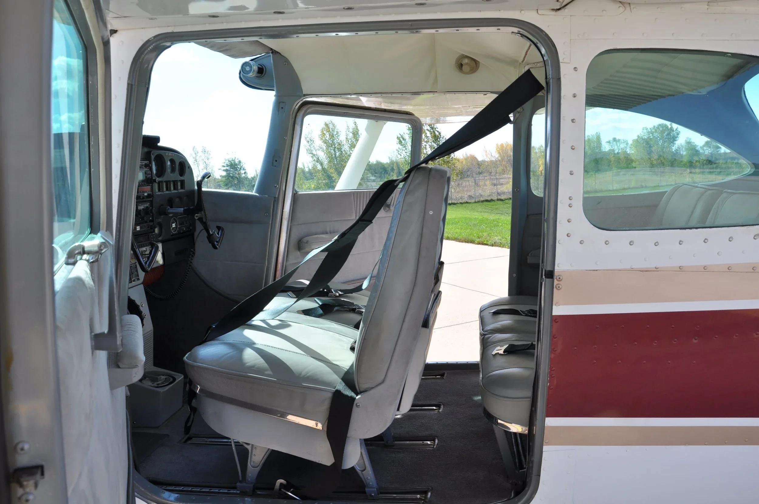 Cabin interior of a 1967 AKC AVIATION 172H — AKC AVIATION.