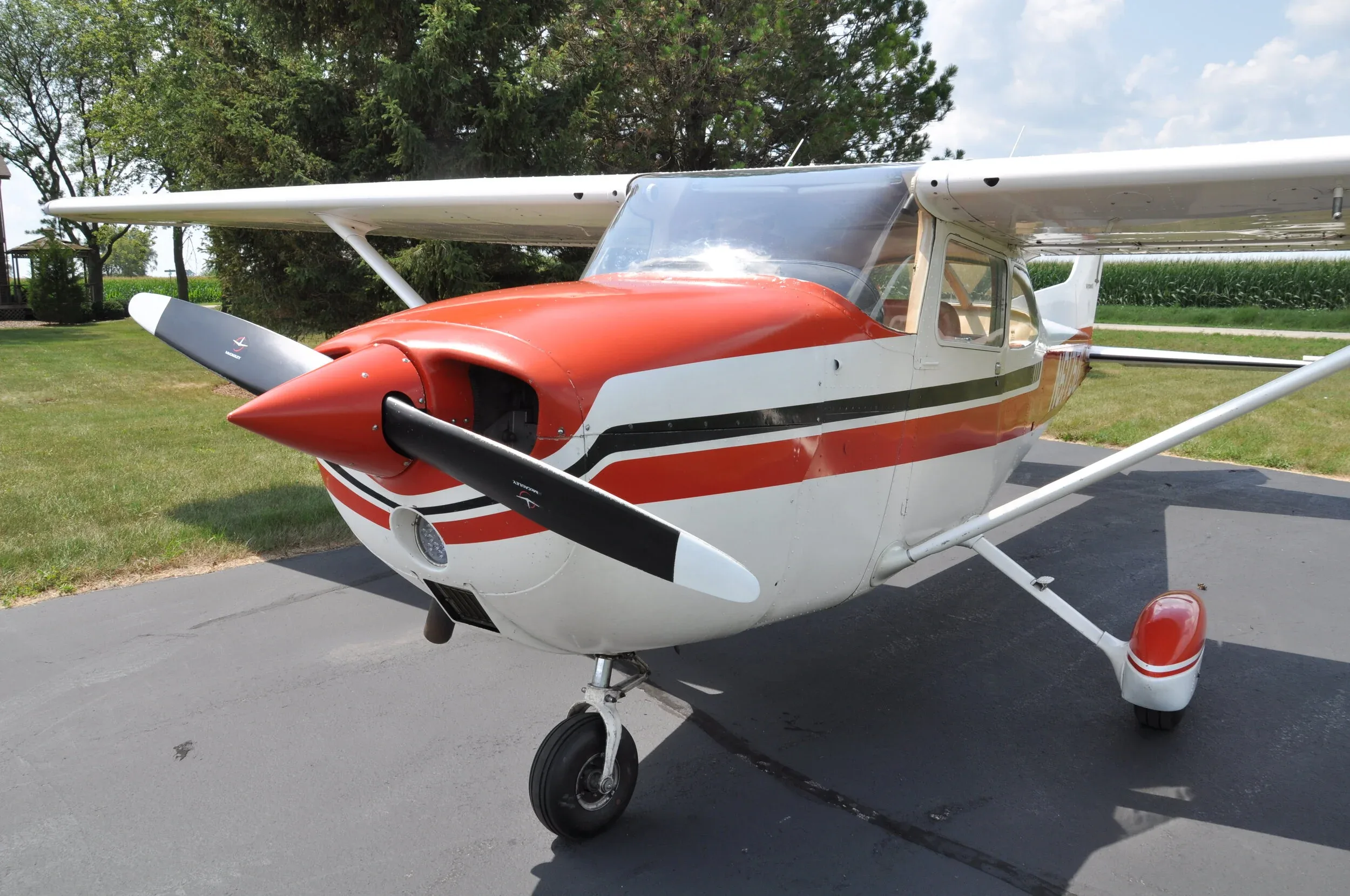 Cabin interior of a 1975 AKC AVIATION 172M — AKC AVIATION.
