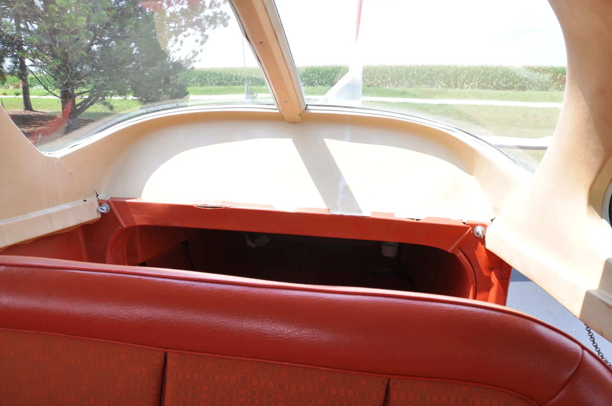 Cabin interior of a 1975 AKC AVIATION 172M — AKC AVIATION.