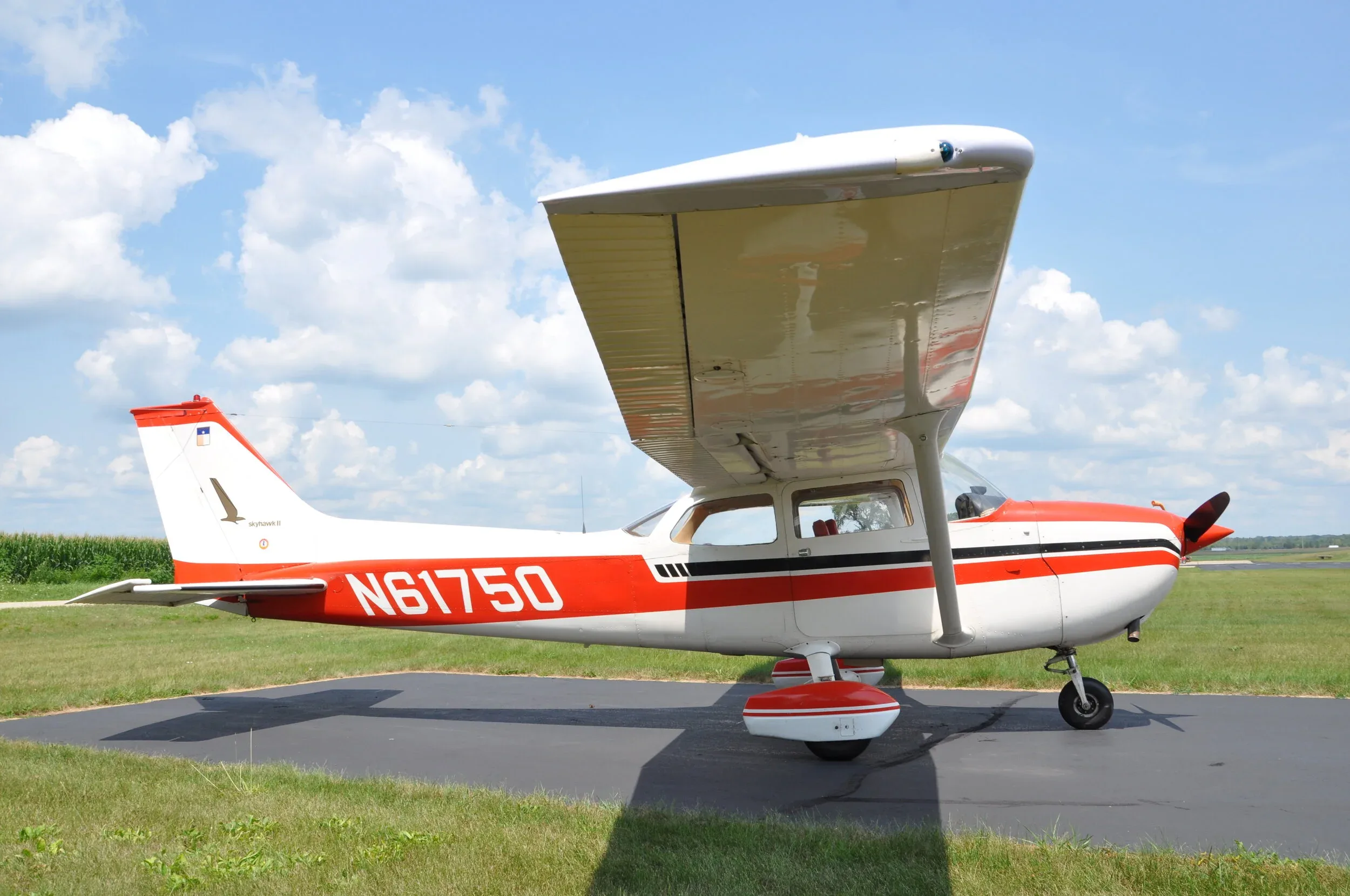 Exterior view of a 1975 AKC AVIATION 172M — AKC AVIATION.