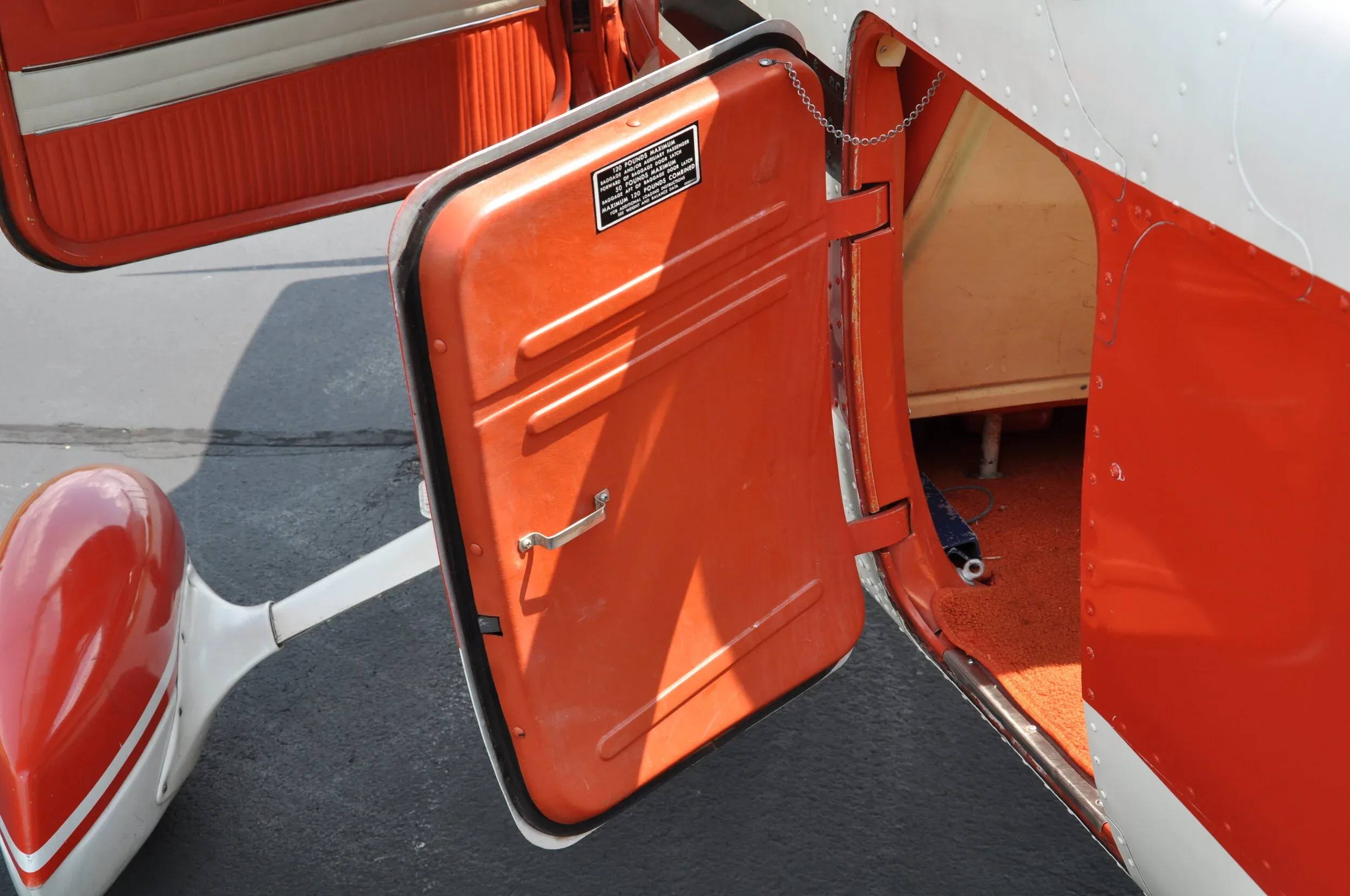 Cabin interior of a 1975 AKC AVIATION 172M — AKC AVIATION.