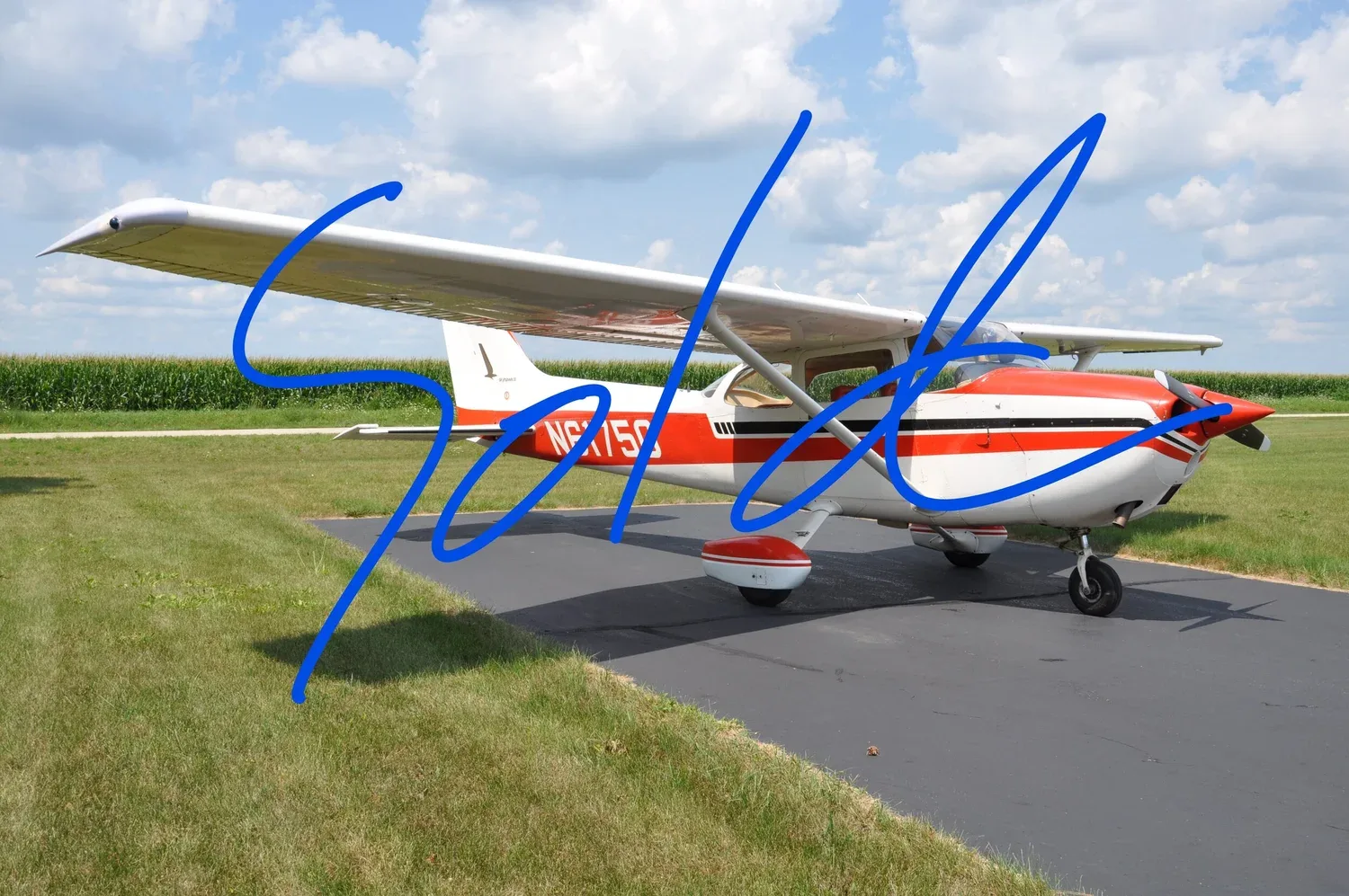 Exterior view of a 1975 AKC AVIATION 172M — AKC AVIATION.