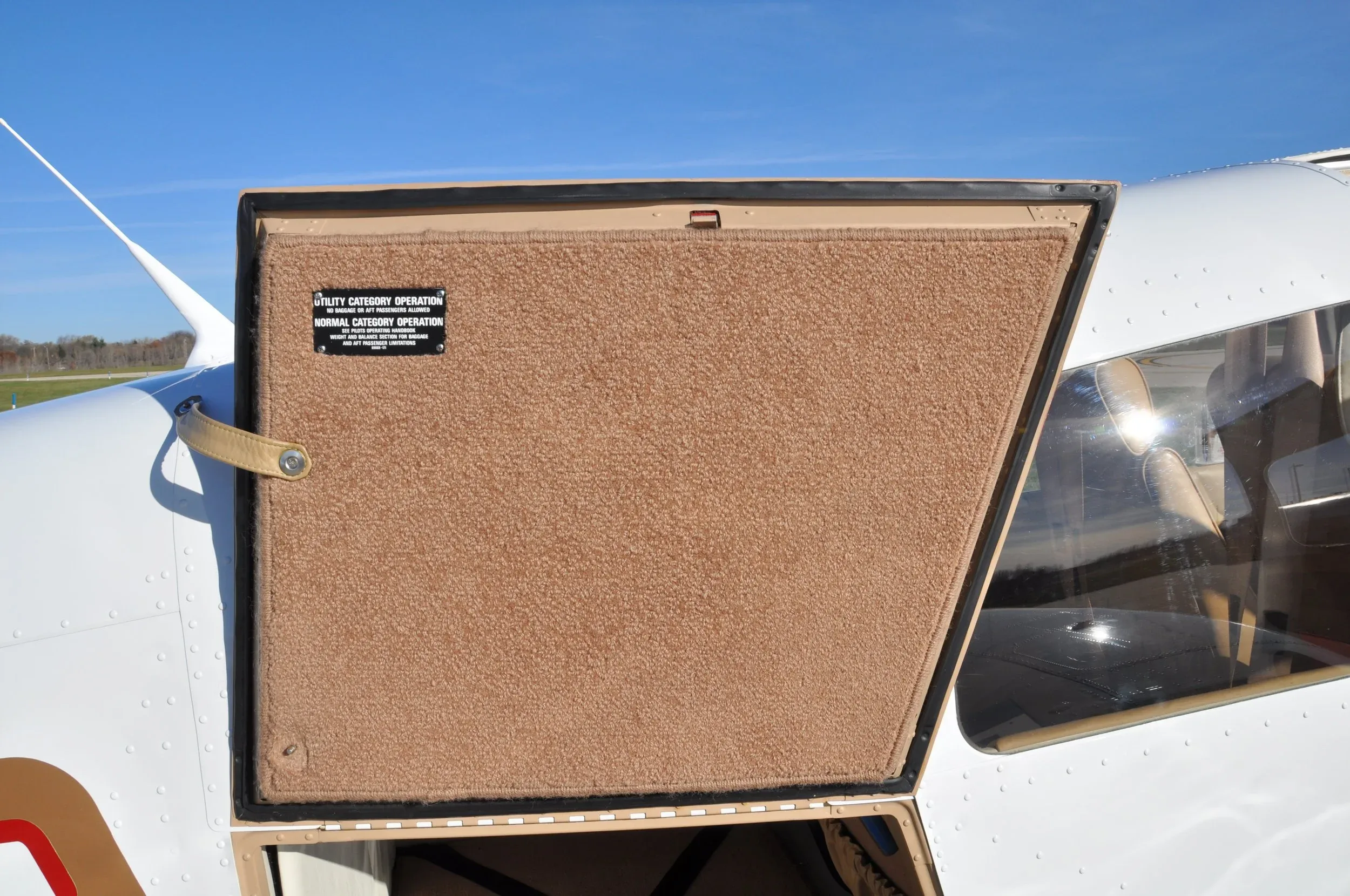 Avionics suite of a 1977 AKC AVIATION WARRIOR — AKC AVIATION.