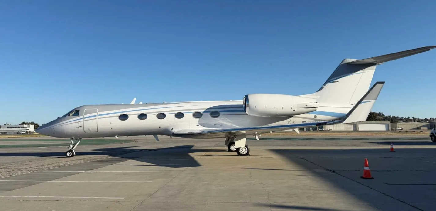 Exterior view of a 1999 Bombardier – Challenger 604.