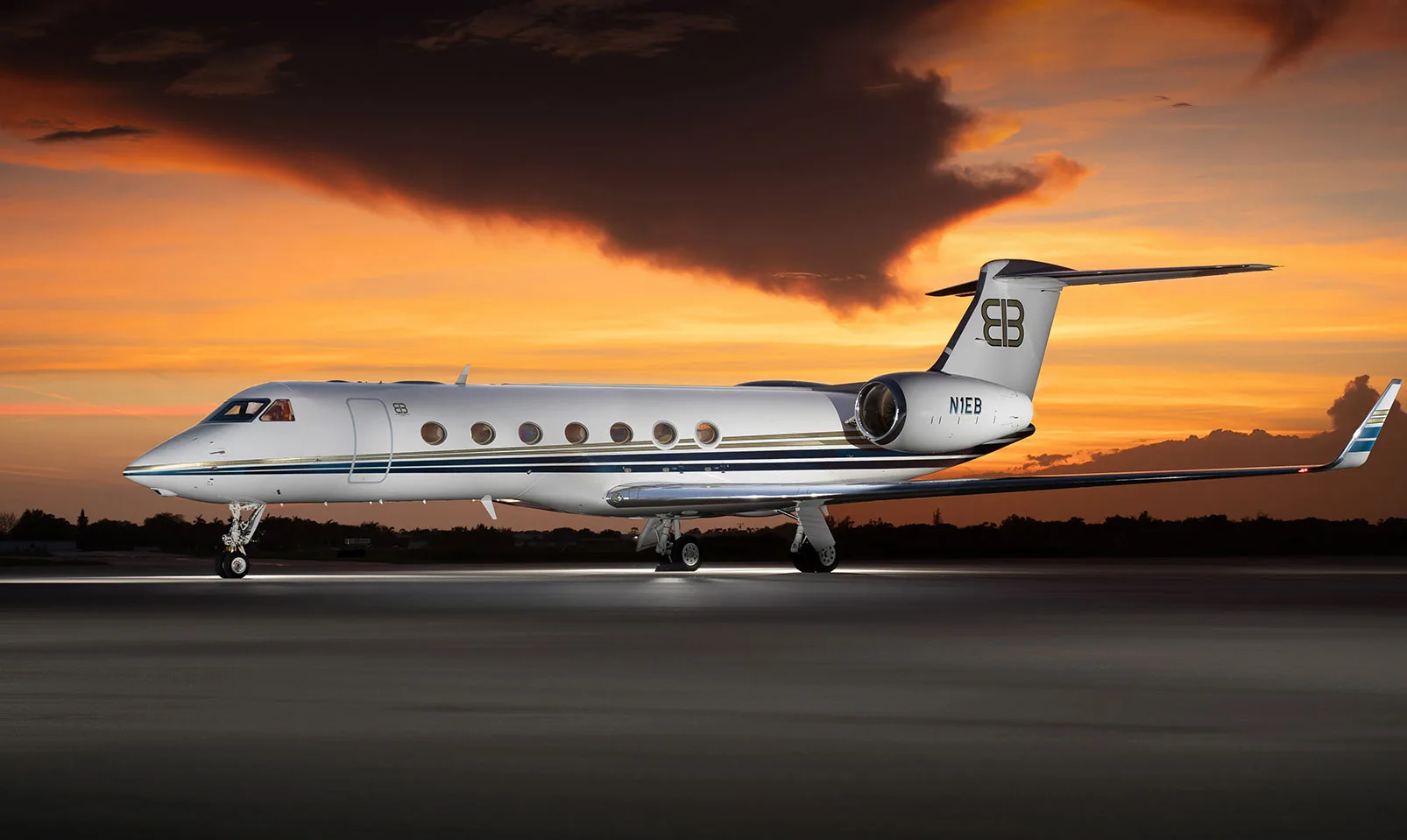 Exterior view of a 2008 Gulfstream G550 SN5194.