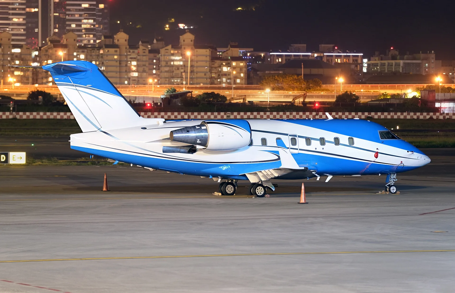 Marketing image of a 2000 Bombardier Challenger 604 SN 5447.