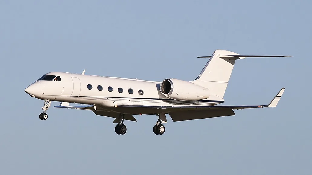 Exterior view of a 2005 Gulfstream G450 SN 4028.