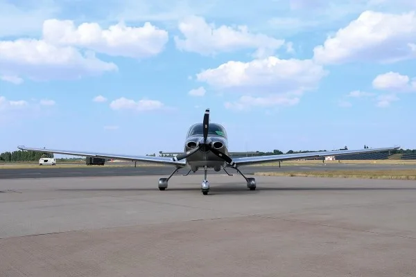 Exterior view of a 2025 Cirrus SR20, G-GWVV.